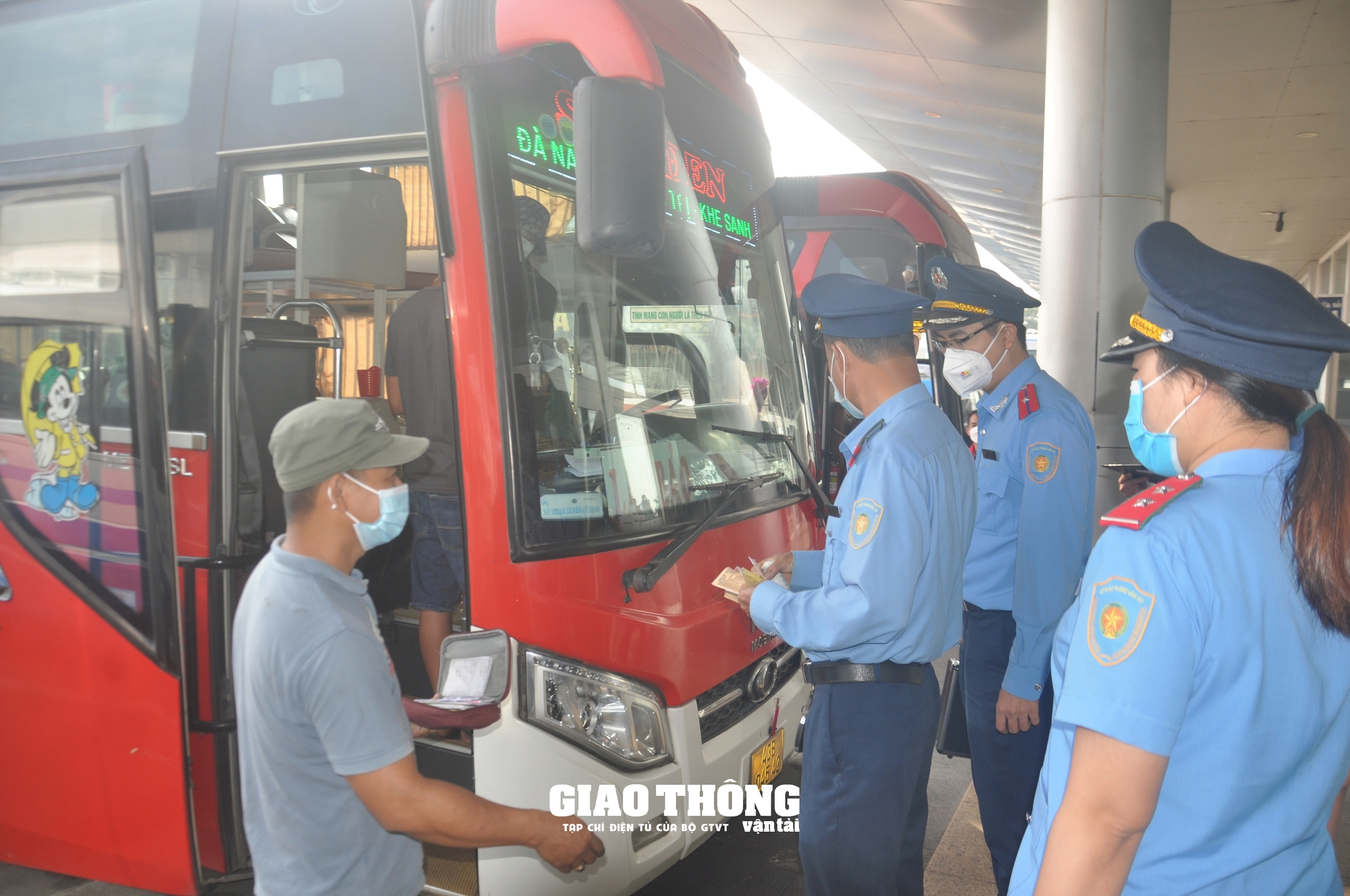 Đà Nẵng tăng cường TTATGT, trật tự hoạt động kinh doanh vận tải hành khách - Ảnh 2.