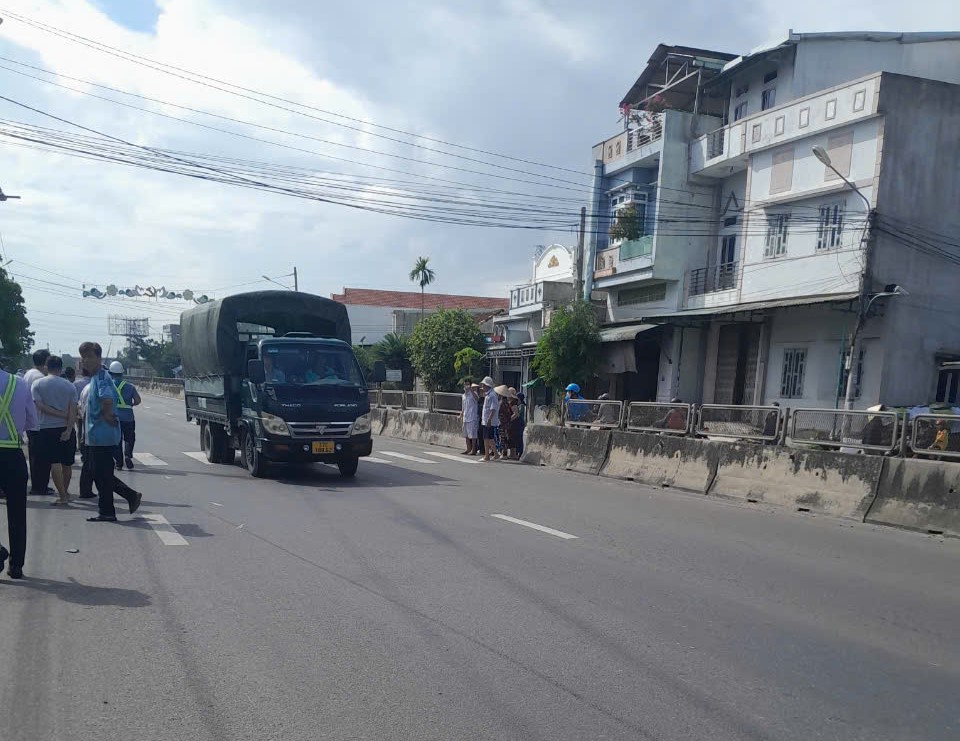 Dân cản trở thi công nâng gờ dải phân cách giữa QL1 qua tỉnh Bình Định - Ảnh 1.