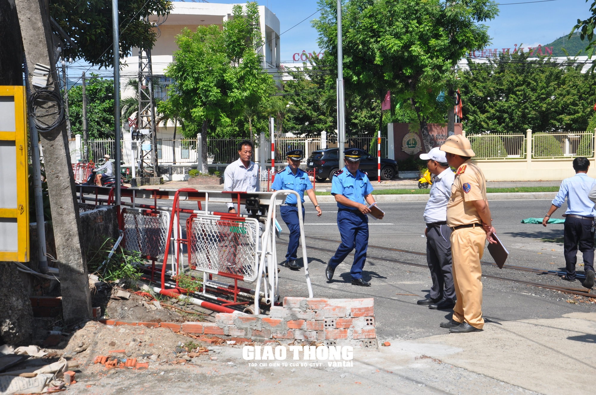 Vụ xây tường rào chặn dàn chắn đường sắt ở Đà Nẵng: Tháo dỡ triệt để, trả lại hiện trạng ban đầu- Ảnh 1.