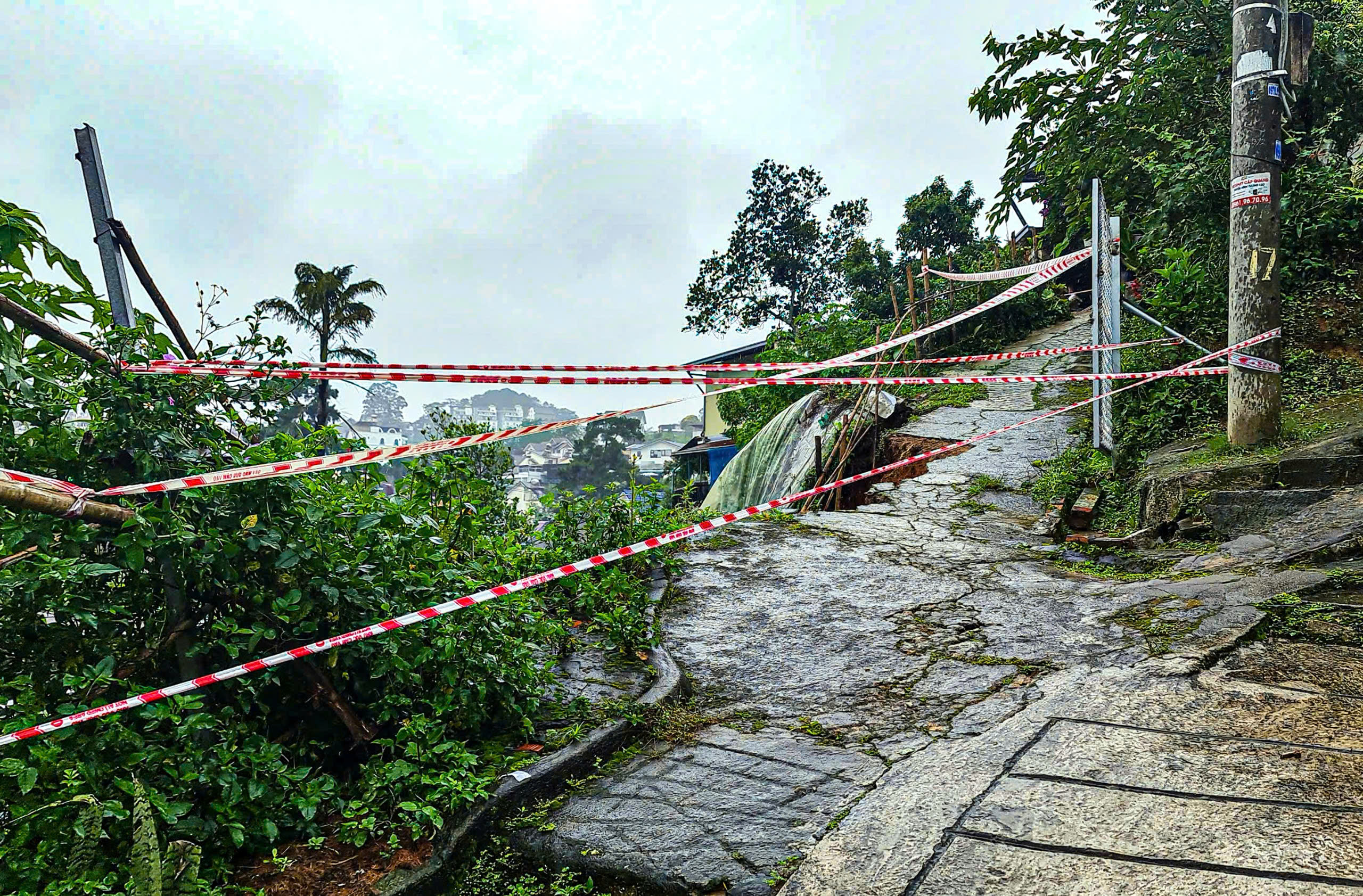 Cận cảnh hiện trường vụ sạt lở bờ taluy ở TP. Đà Lạt (Lâm Đồng) gây sập tường 1 căn nhà dân- Ảnh 9. Cận cảnh hiện trường vụ sạt lở bờ taluy ở TP. Đà Lạt (Lâm Đồng) gây sập tường 1 căn nhà dân- Ảnh 9.