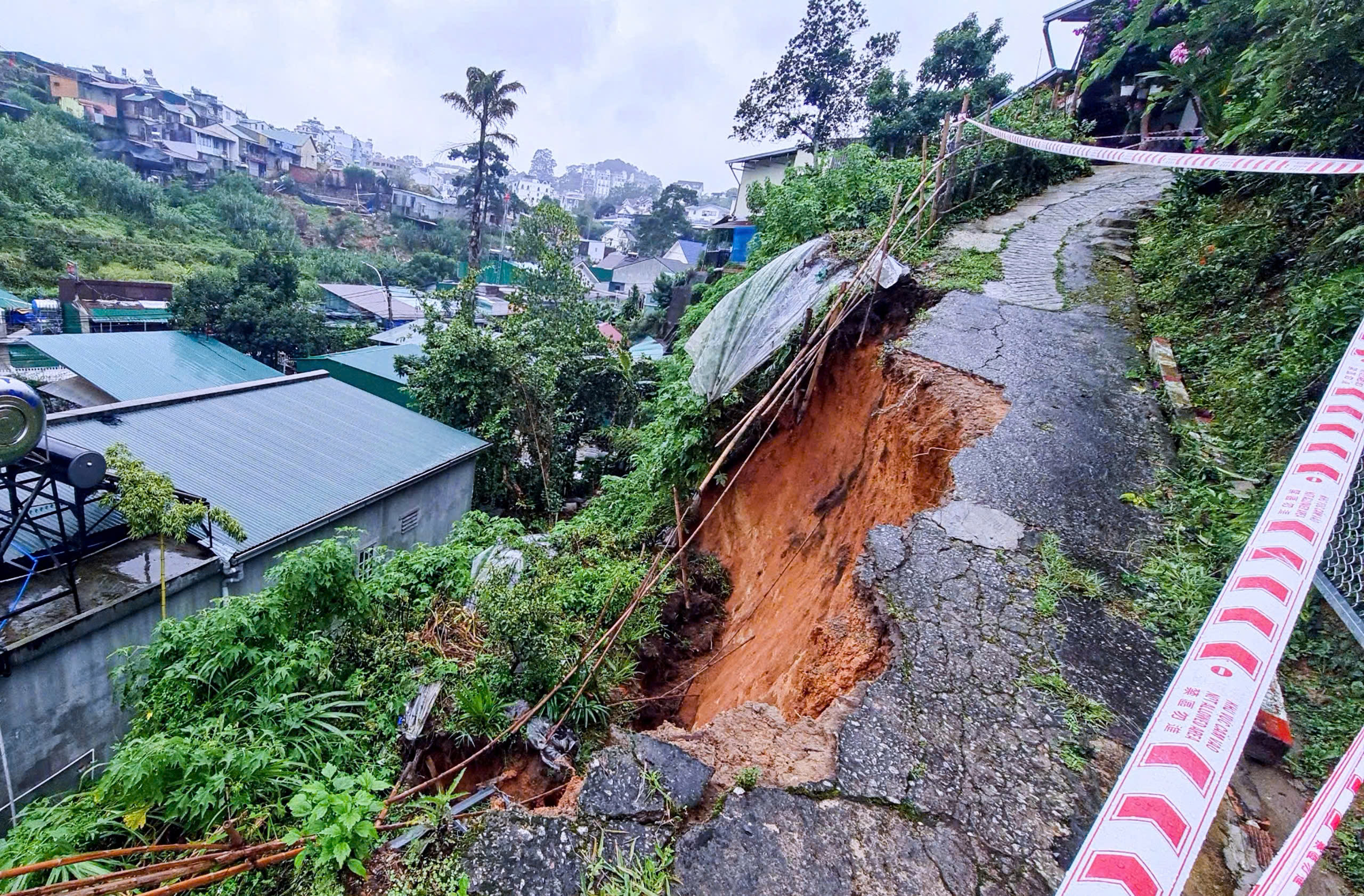 Cận cảnh hiện trường vụ sạt lở bờ taluy ở TP. Đà Lạt (Lâm Đồng) gây sập tường 1 căn nhà dân- Ảnh 1. Cận cảnh hiện trường vụ sạt lở bờ taluy ở TP. Đà Lạt (Lâm Đồng) gây sập tường 1 căn nhà dân- Ảnh 1.