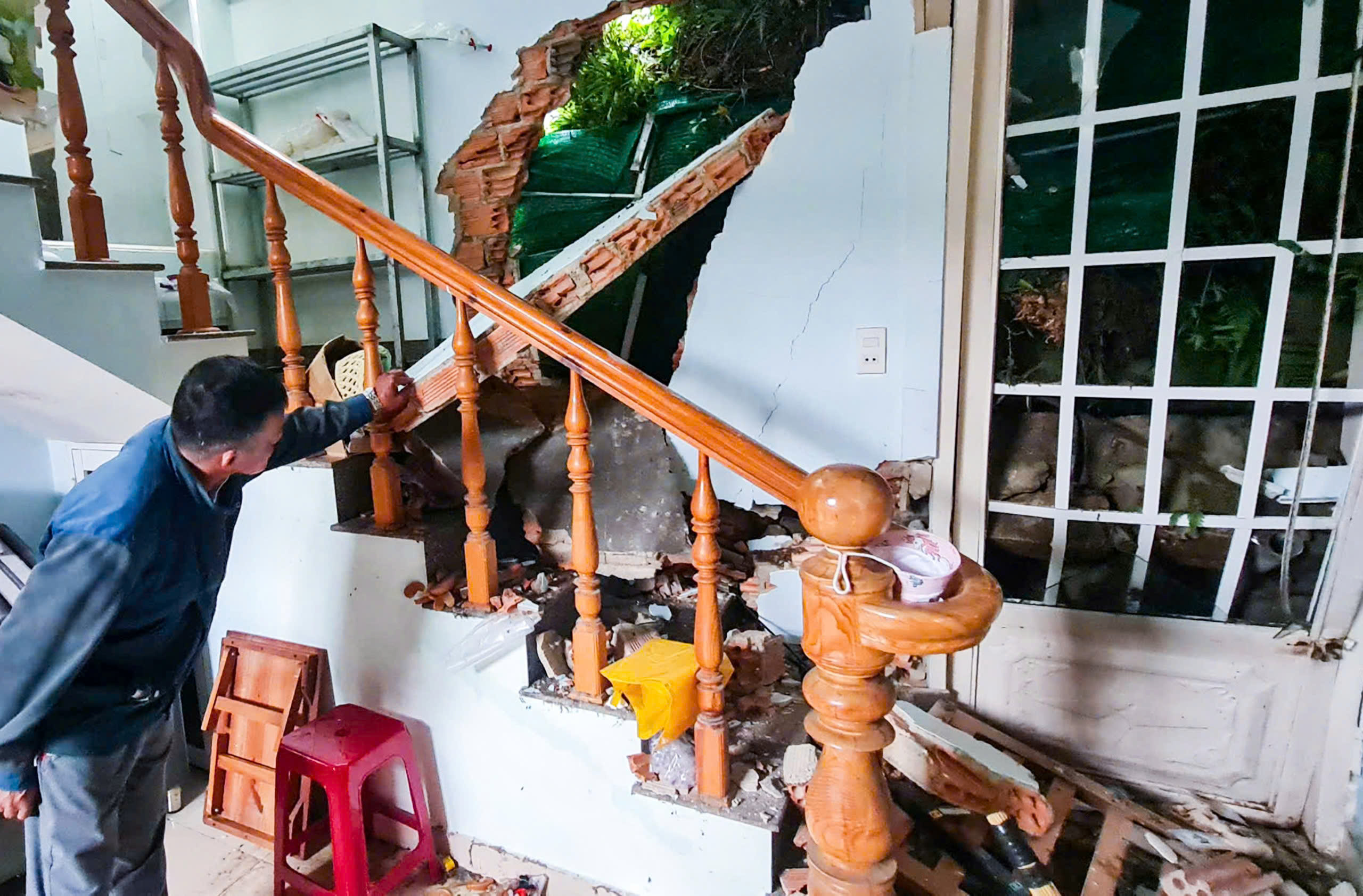 Cận cảnh hiện trường vụ sạt lở bờ taluy ở TP. Đà Lạt (Lâm Đồng) gây sập tường 1 căn nhà dân- Ảnh 3. Cận cảnh hiện trường vụ sạt lở bờ taluy ở TP. Đà Lạt (Lâm Đồng) gây sập tường 1 căn nhà dân- Ảnh 3.