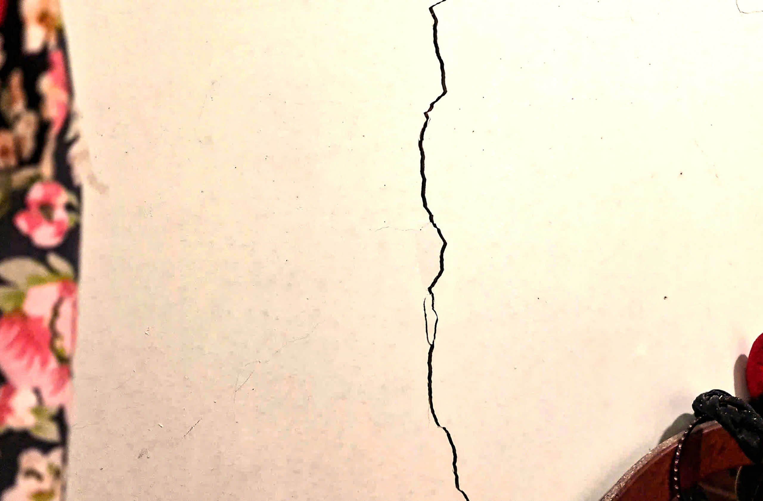 Cận cảnh hiện trường vụ sạt lở bờ taluy ở TP. Đà Lạt (Lâm Đồng) gây sập tường 1 căn nhà dân- Ảnh 4. Cận cảnh hiện trường vụ sạt lở bờ taluy ở TP. Đà Lạt (Lâm Đồng) gây sập tường 1 căn nhà dân- Ảnh 4.