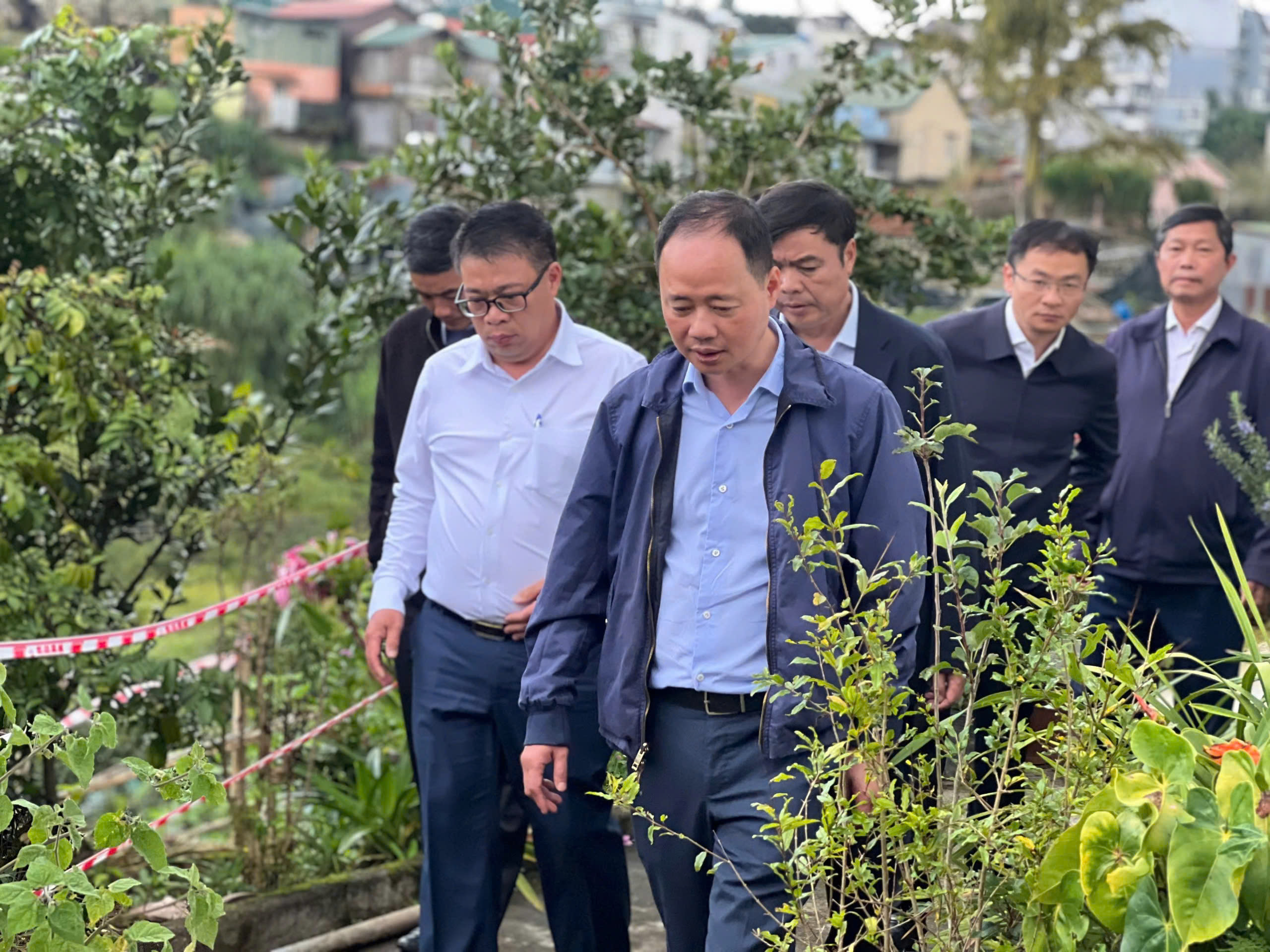 Cận cảnh hiện trường vụ sạt lở bờ taluy ở TP. Đà Lạt (Lâm Đồng) gây sập tường 1 căn nhà dân- Ảnh 5. Cận cảnh hiện trường vụ sạt lở bờ taluy ở TP. Đà Lạt (Lâm Đồng) gây sập tường 1 căn nhà dân- Ảnh 5.