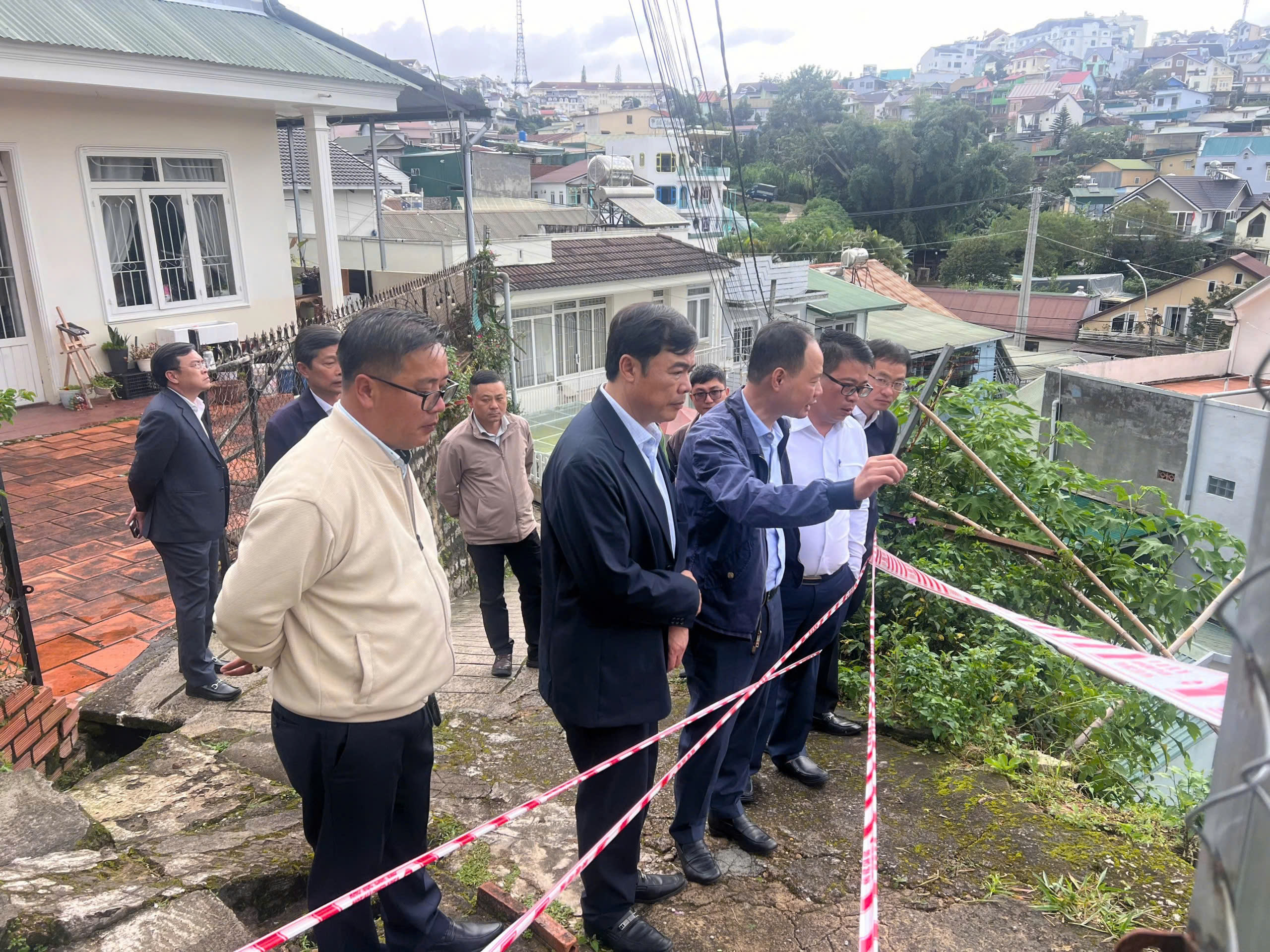 Cận cảnh hiện trường vụ sạt lở bờ taluy ở TP. Đà Lạt (Lâm Đồng) gây sập tường 1 căn nhà dân- Ảnh 6. Cận cảnh hiện trường vụ sạt lở bờ taluy ở TP. Đà Lạt (Lâm Đồng) gây sập tường 1 căn nhà dân- Ảnh 6.