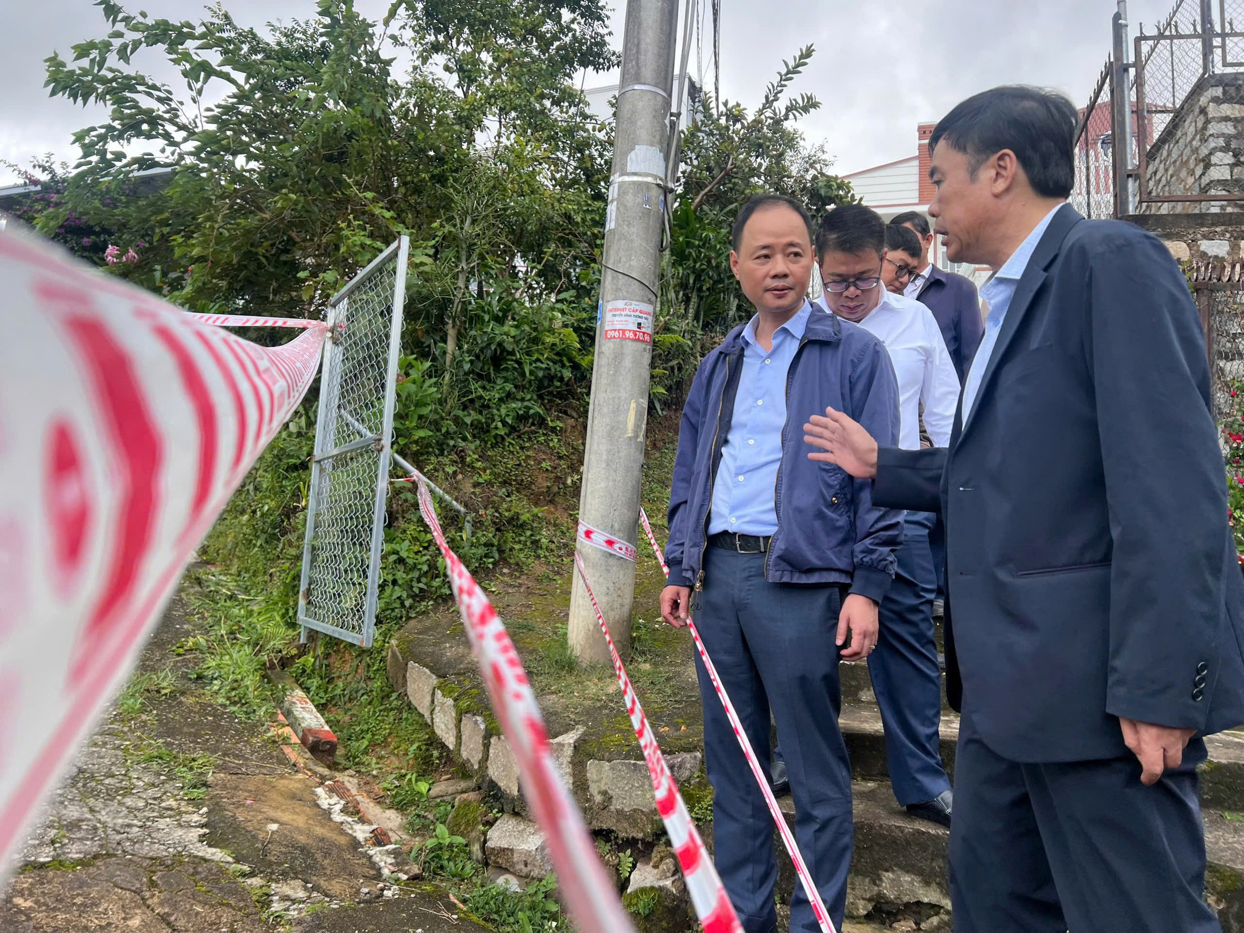 Cận cảnh hiện trường vụ sạt lở bờ taluy ở TP. Đà Lạt (Lâm Đồng) gây sập tường 1 căn nhà dân- Ảnh 7. Cận cảnh hiện trường vụ sạt lở bờ taluy ở TP. Đà Lạt (Lâm Đồng) gây sập tường 1 căn nhà dân- Ảnh 7.