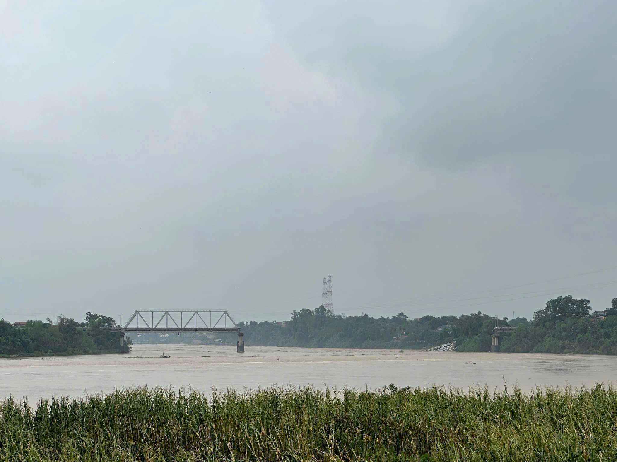 Cấm toàn bộ phương tiện qua 3 cầu Tứ Mỹ, Trung Hà, Phong Châu trên QL32 và QL32C - Ảnh 1.