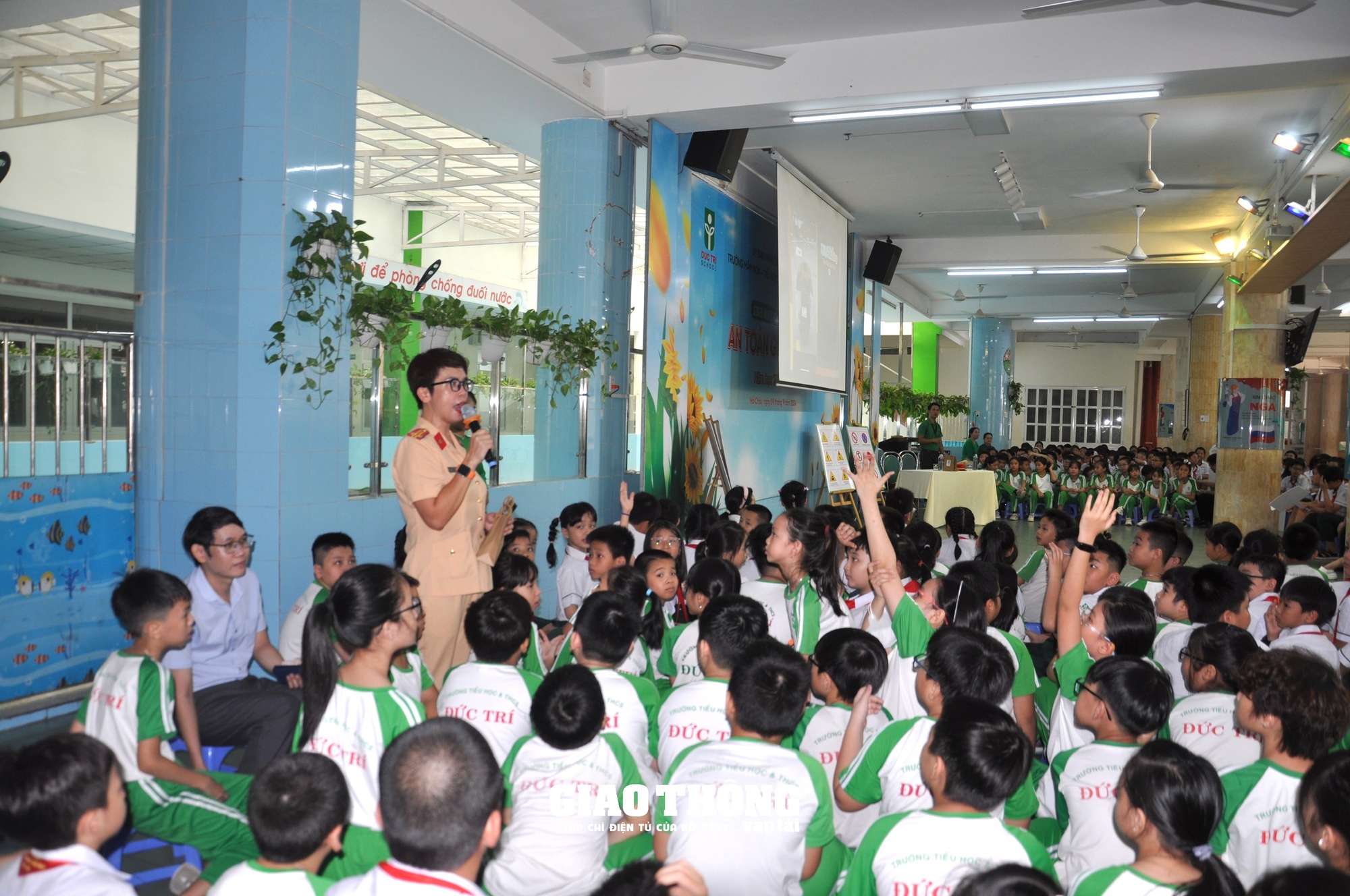 CSGT Đà Nẵng trang bị kiến thức, kỹ năng tham gia giao thông an toàn cho học sinh - Ảnh 2.