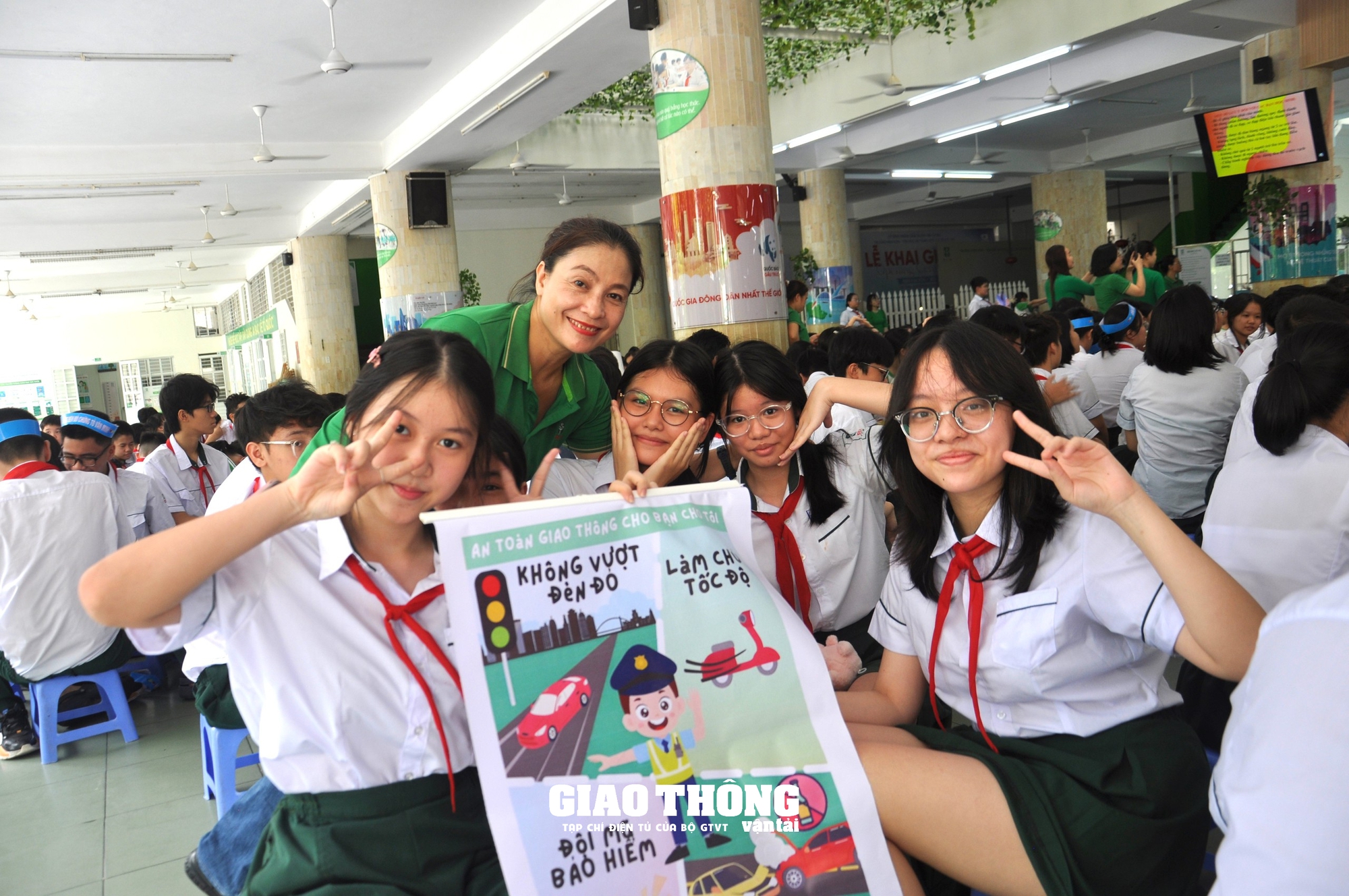 CSGT Đà Nẵng trang bị kiến thức, kỹ năng tham gia giao thông an toàn cho học sinh - Ảnh 3.