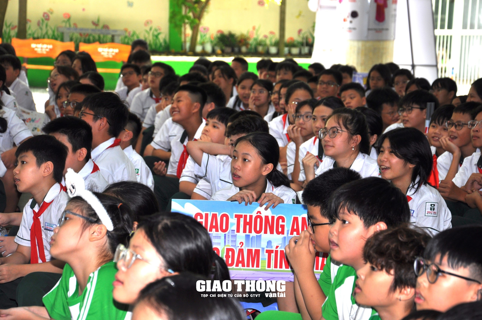 CSGT Đà Nẵng trang bị kiến thức, kỹ năng tham gia giao thông an toàn cho học sinh - Ảnh 4.