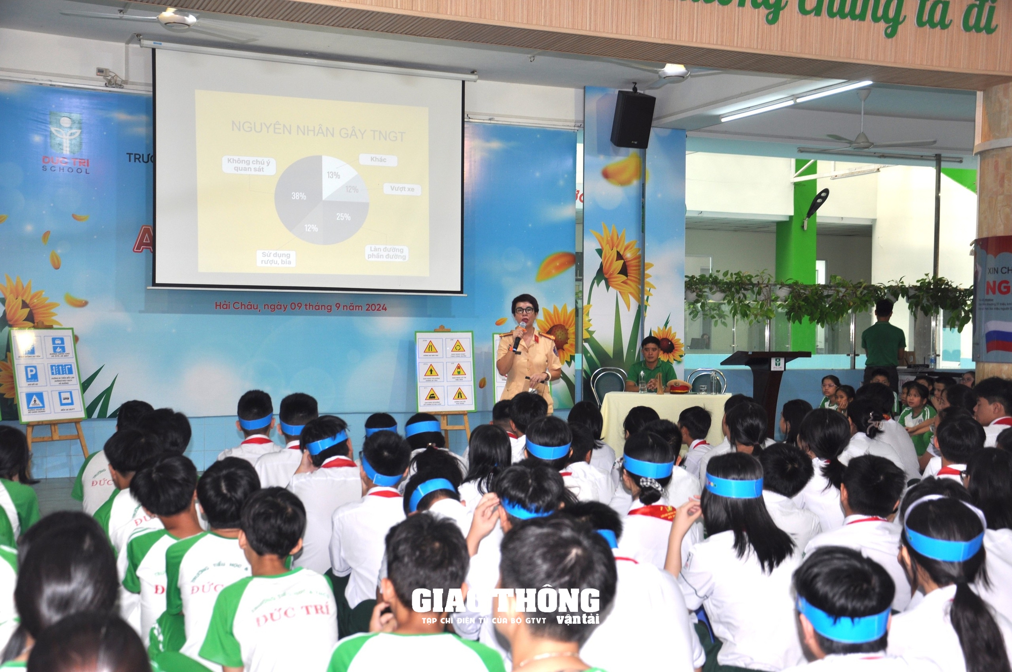 CSGT Đà Nẵng trang bị kiến thức, kỹ năng tham gia giao thông an toàn cho học sinh - Ảnh 10.