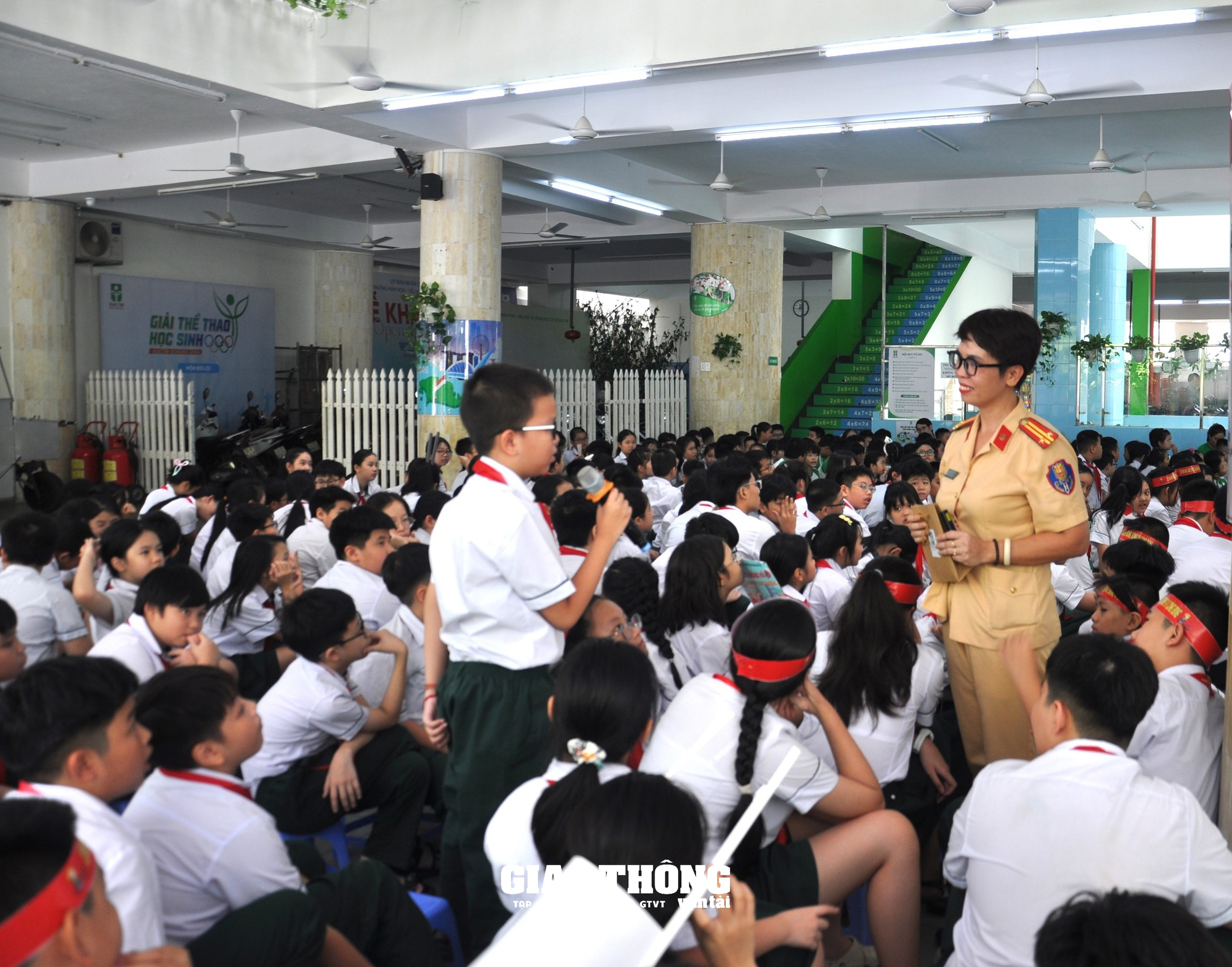 CSGT Đà Nẵng trang bị kiến thức, kỹ năng tham gia giao thông an toàn cho học sinh - Ảnh 12.