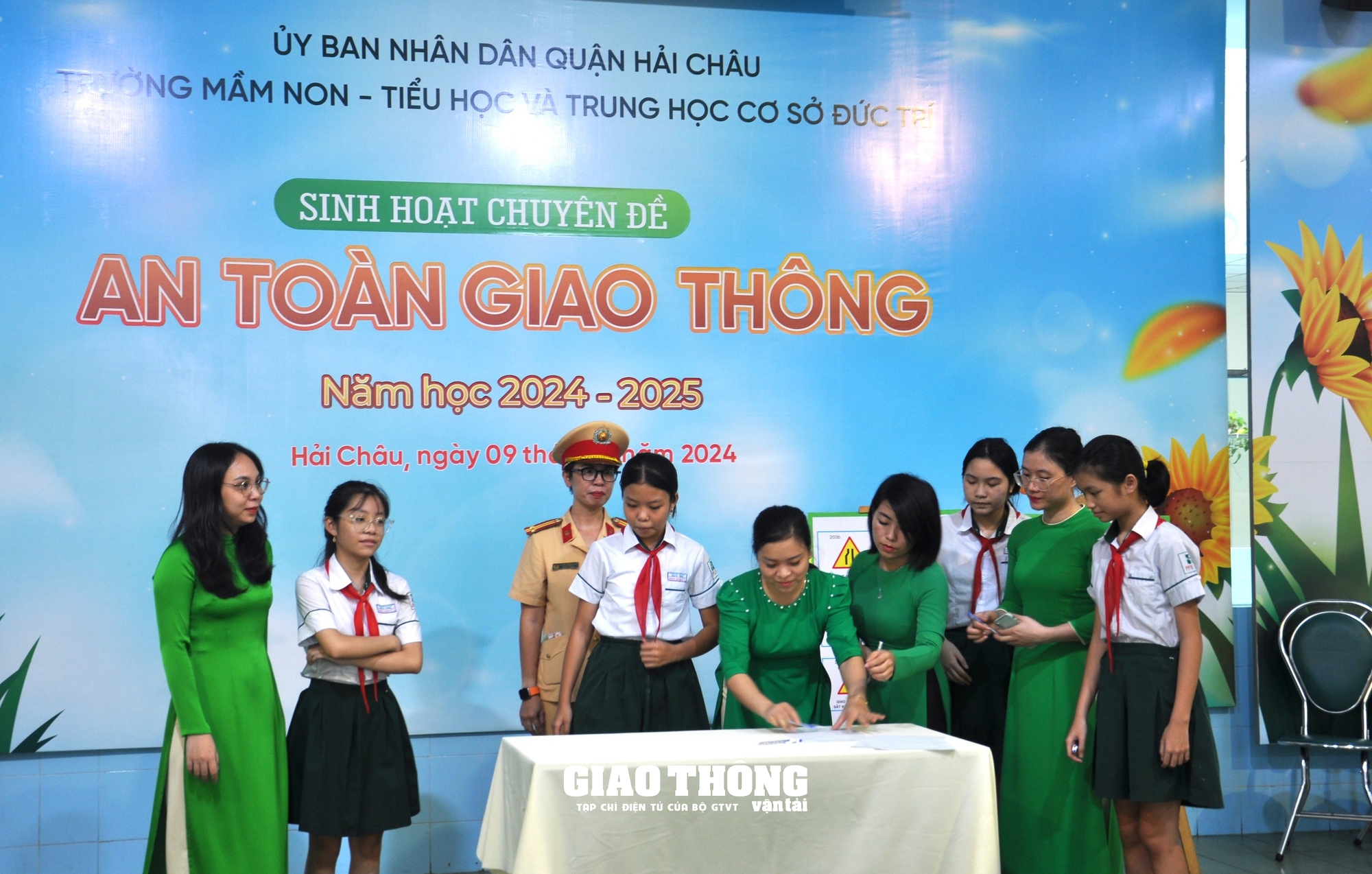 CSGT Đà Nẵng trang bị kiến thức, kỹ năng tham gia giao thông an toàn cho học sinh - Ảnh 13.