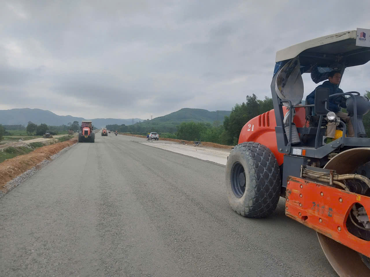Dự án cao tốc Quảng Ngãi – Hoài Nhơn chậm tiến độ: Chủ đầu tư yêu cầu điều chuyển khối lượng, tăng mũi thi công - Ảnh 2.