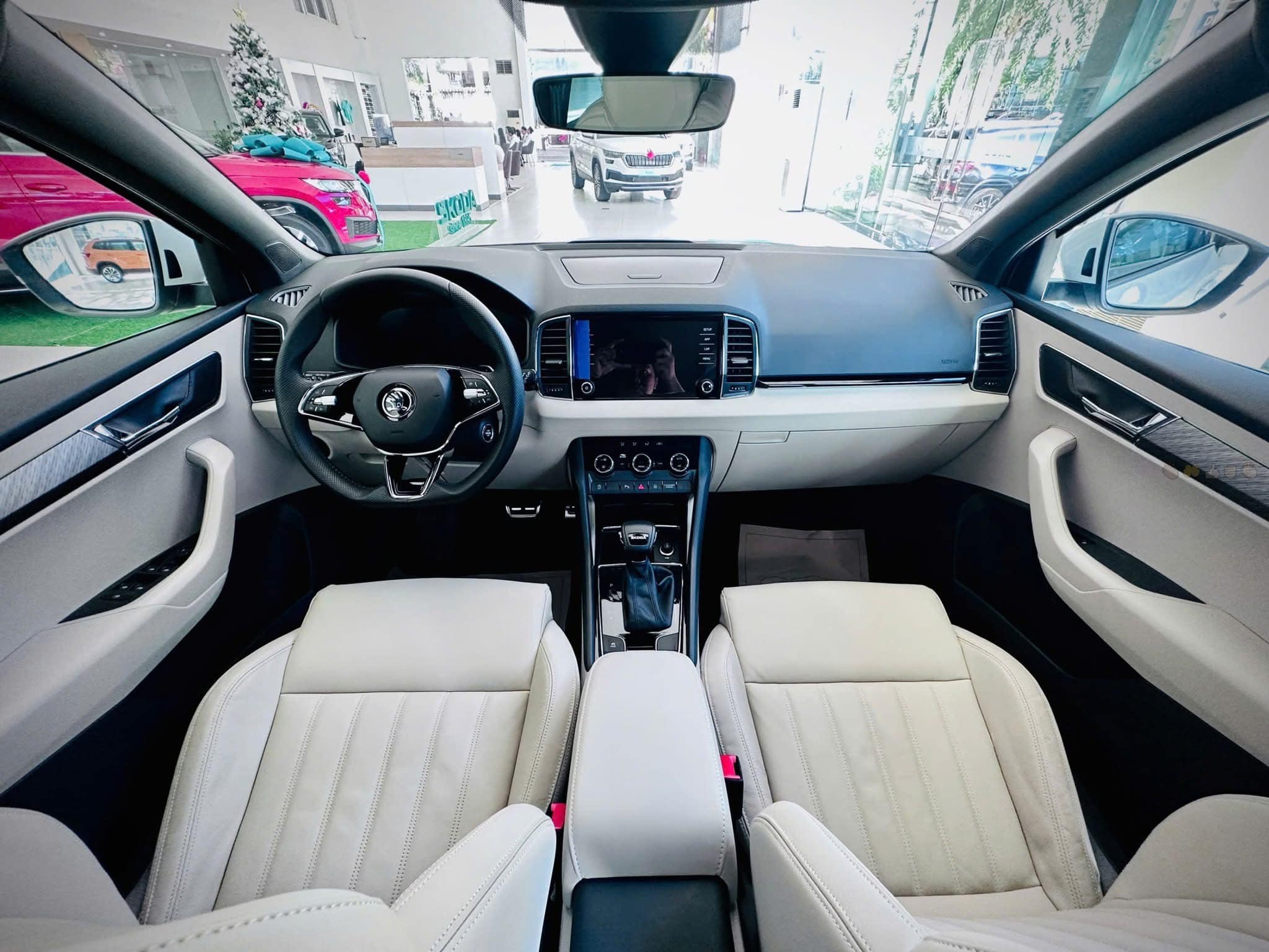Bộ đôi Skoda xả kho giảm 200 triệu đồng: Người dùng chỉ lý do xe châu Âu khó tiếp cận - Ảnh 2.
