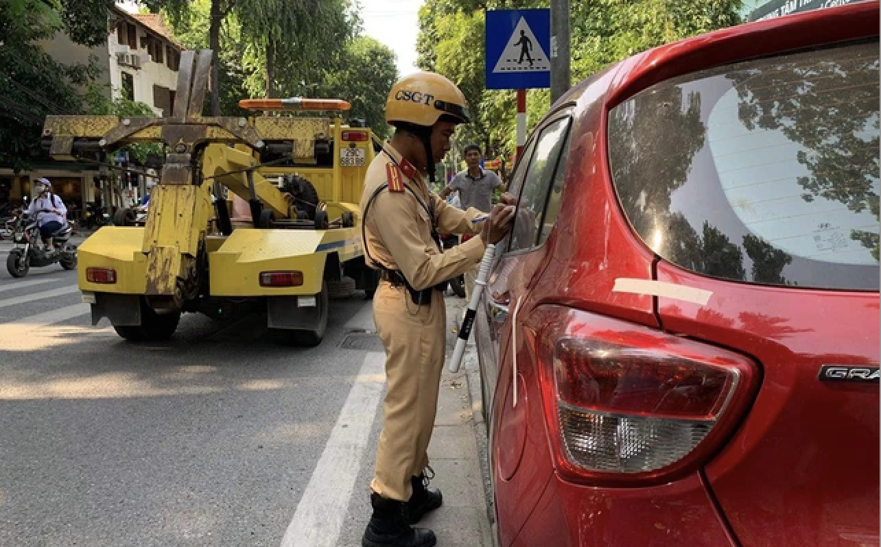 Mức phạt đỗ xe sai quy định mới nhất năm 2025: Bánh xe cách vỉa hè 25 cm sẽ bị phạt?- Ảnh 2. Mức phạt đỗ xe sai quy định mới nhất năm 2025: Bánh xe cách vỉa hè 25 cm sẽ bị phạt?- Ảnh 2.