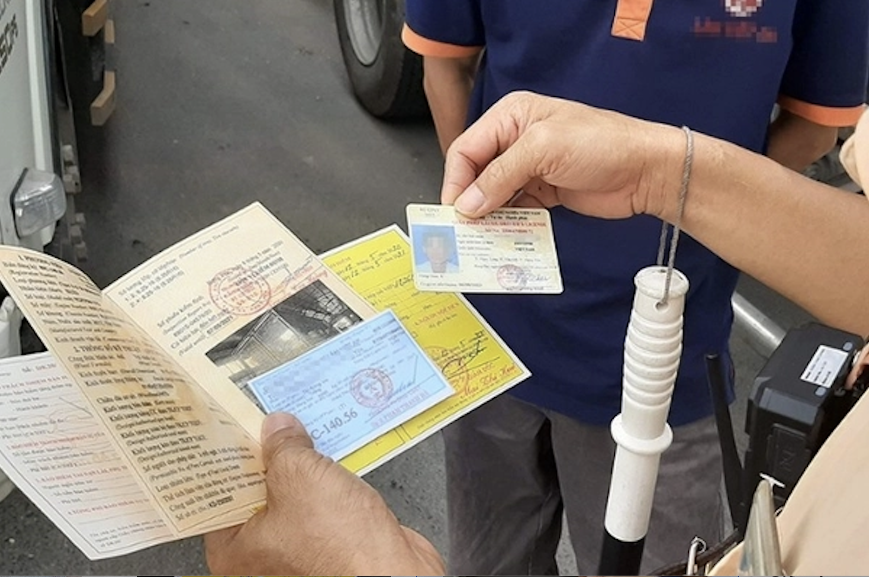Mức phạt lỗi không mang đủ giấy tờ khi tham gia giao thông mới nhất năm 2025, trường hợp nào bị giữ xe? - Ảnh 1.