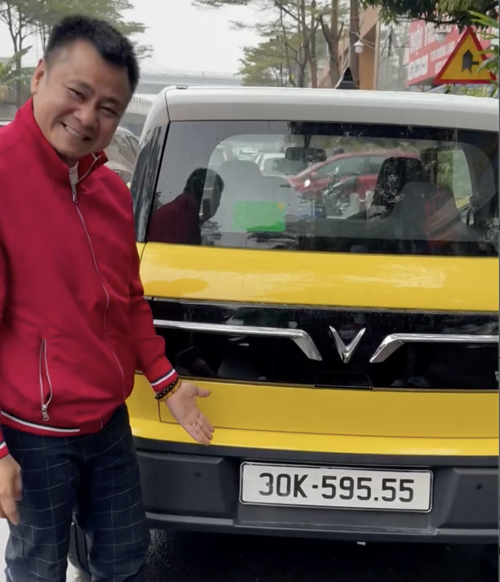 Bóc giá biển số NSND Tự Long mới gắn xe VinFast VF3- Ảnh 1. Bóc giá biển số NSND Tự Long mới gắn xe VinFast VF3- Ảnh 1.