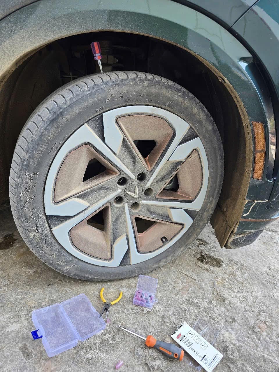 Việc cần làm khi ô tô nổ lốp trên đường - Ảnh 1.