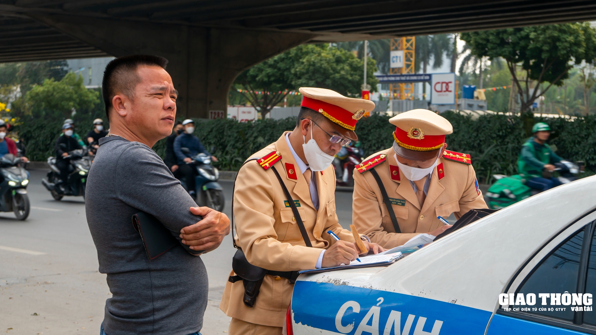 Những lỗi vi phạm giao thông bị tạm giữ giấy phép lái xe đến 2 năm từ 2025- Ảnh 1.