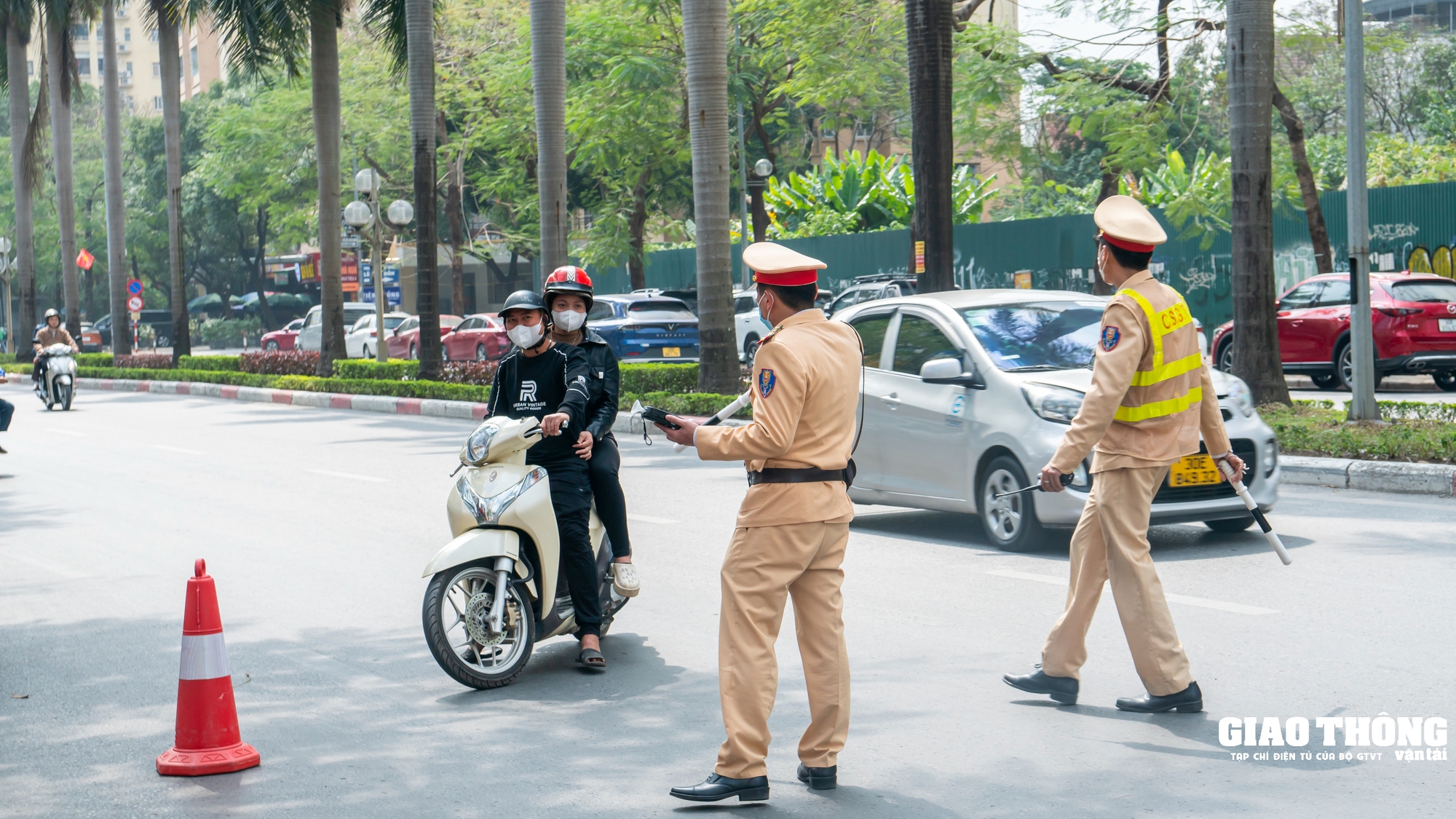 Mức phạt lỗi không gương mới nhất năm 2025, chỉ gương bên trái có bị phạt? - Ảnh 2.
