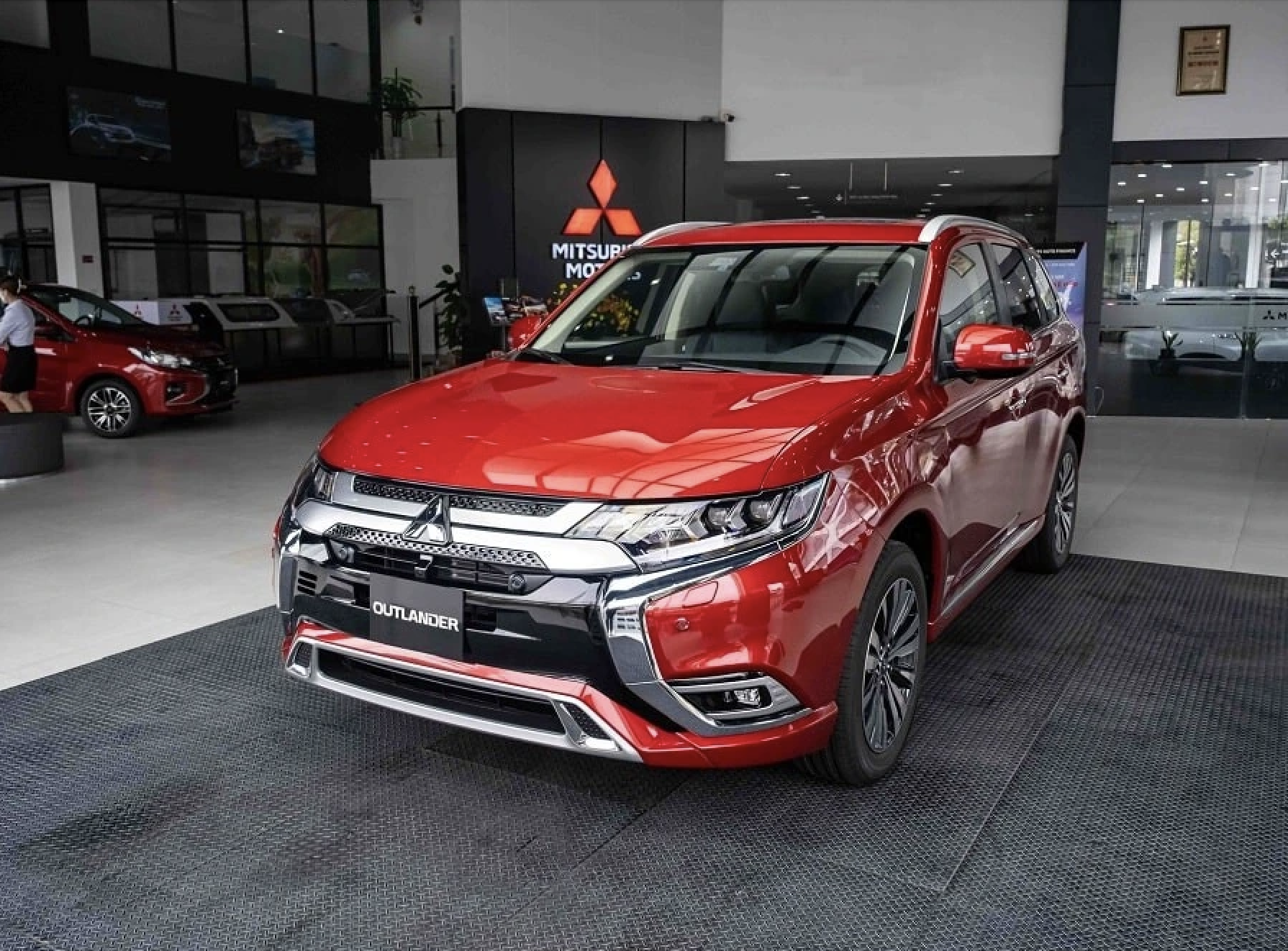 Giá xe Mitsubishi Outlander lăn bánh tháng 1/2025: Giảm mạnh rẻ hơn Mazda CX-5 - Ảnh 1.