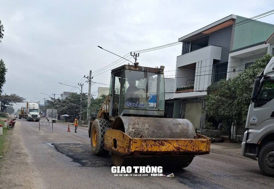 Canh trời, nhà thầu cấp tập vá sửa mặt đường QL1 qua tỉnh Bình Định - Ảnh 1.