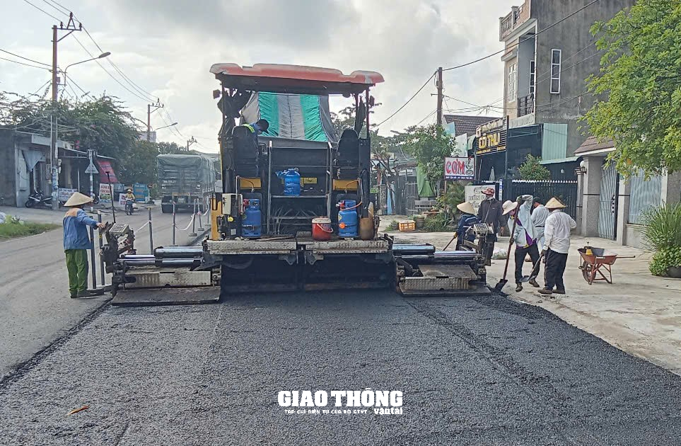 Canh trời, nhà thầu cấp tập vá sửa mặt đường QL1 qua tỉnh Bình Định - Ảnh 2.