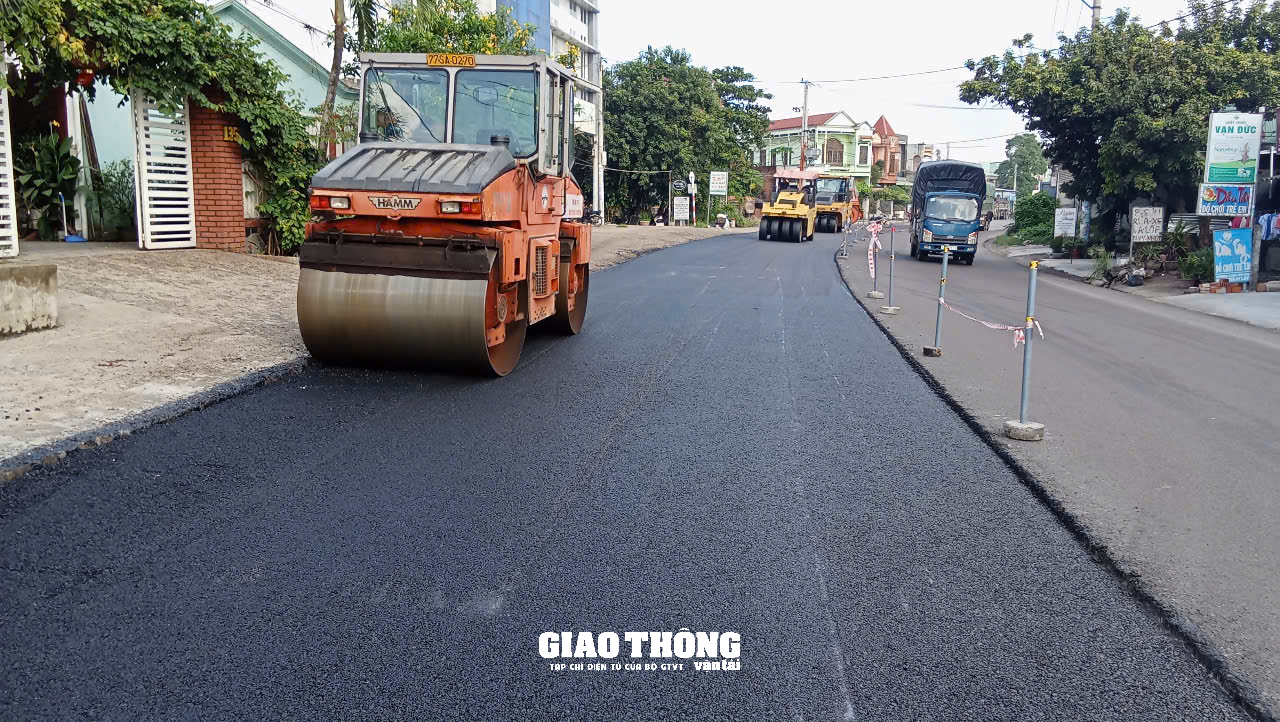 Canh trời, nhà thầu cấp tập vá sửa mặt đường QL1 qua tỉnh Bình Định - Ảnh 3.