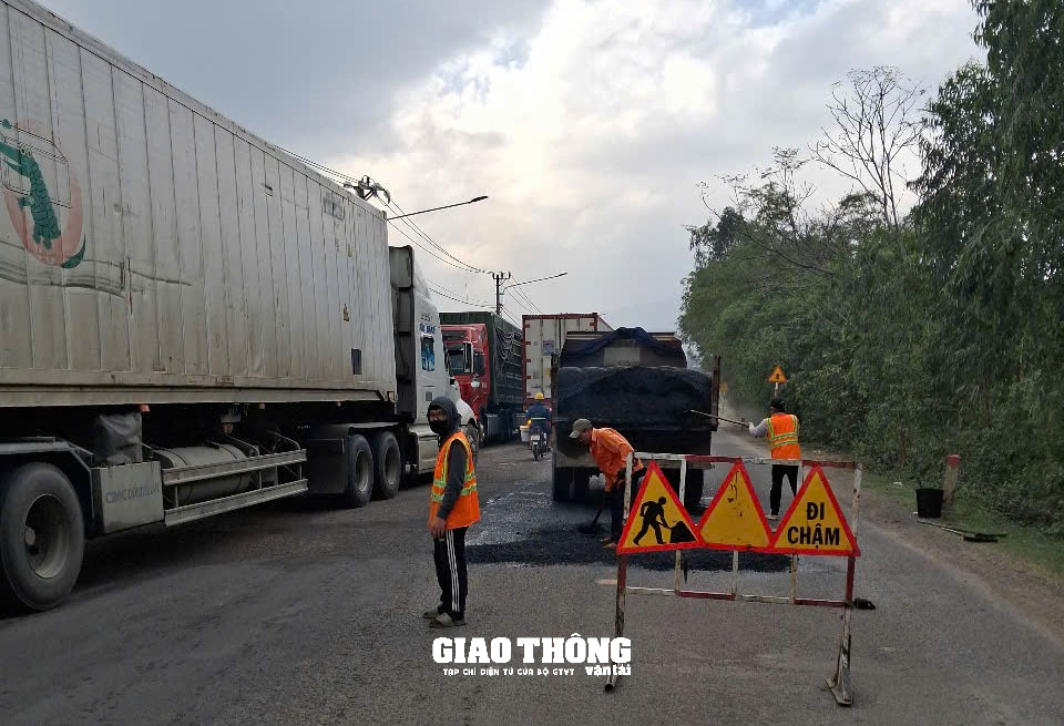 Canh trời, nhà thầu cấp tập vá sửa mặt đường QL1 qua tỉnh Bình Định - Ảnh 4.
