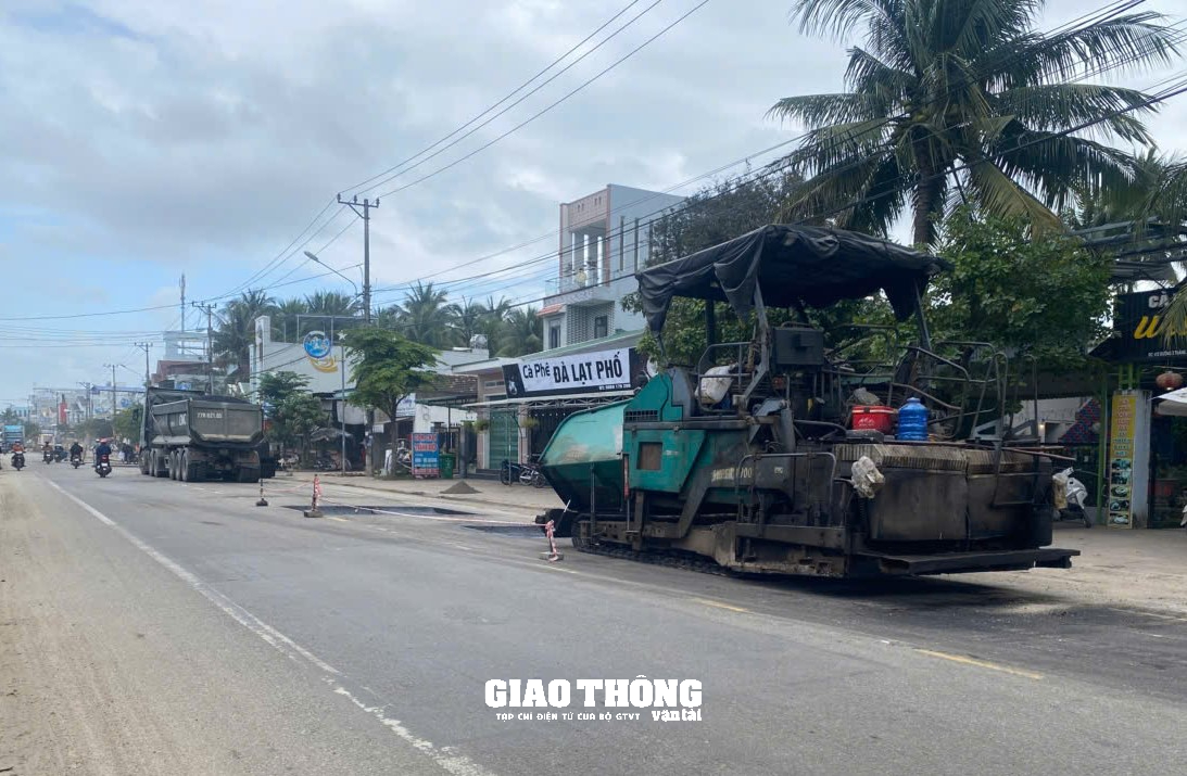 Canh trời, nhà thầu cấp tập vá sửa mặt đường QL1 qua tỉnh Bình Định - Ảnh 6.