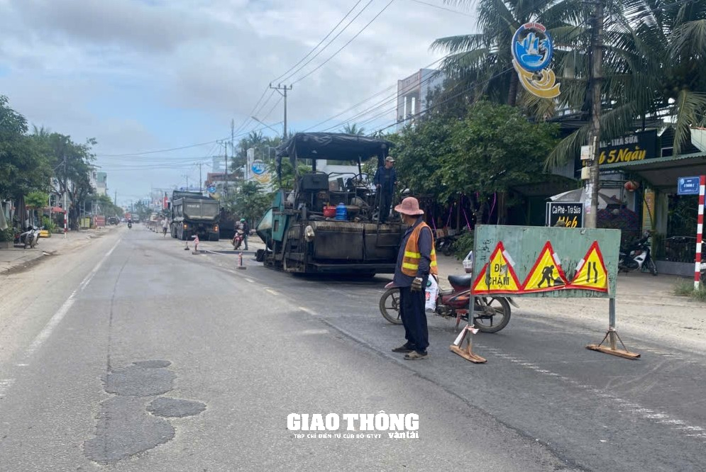 Canh trời, nhà thầu cấp tập vá sửa mặt đường QL1 qua tỉnh Bình Định - Ảnh 7.