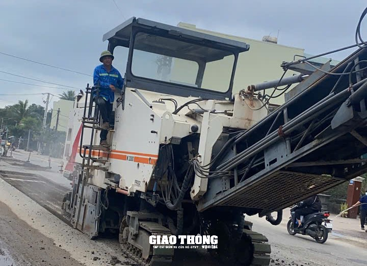 Canh trời, nhà thầu cấp tập vá sửa mặt đường QL1 qua tỉnh Bình Định - Ảnh 8.