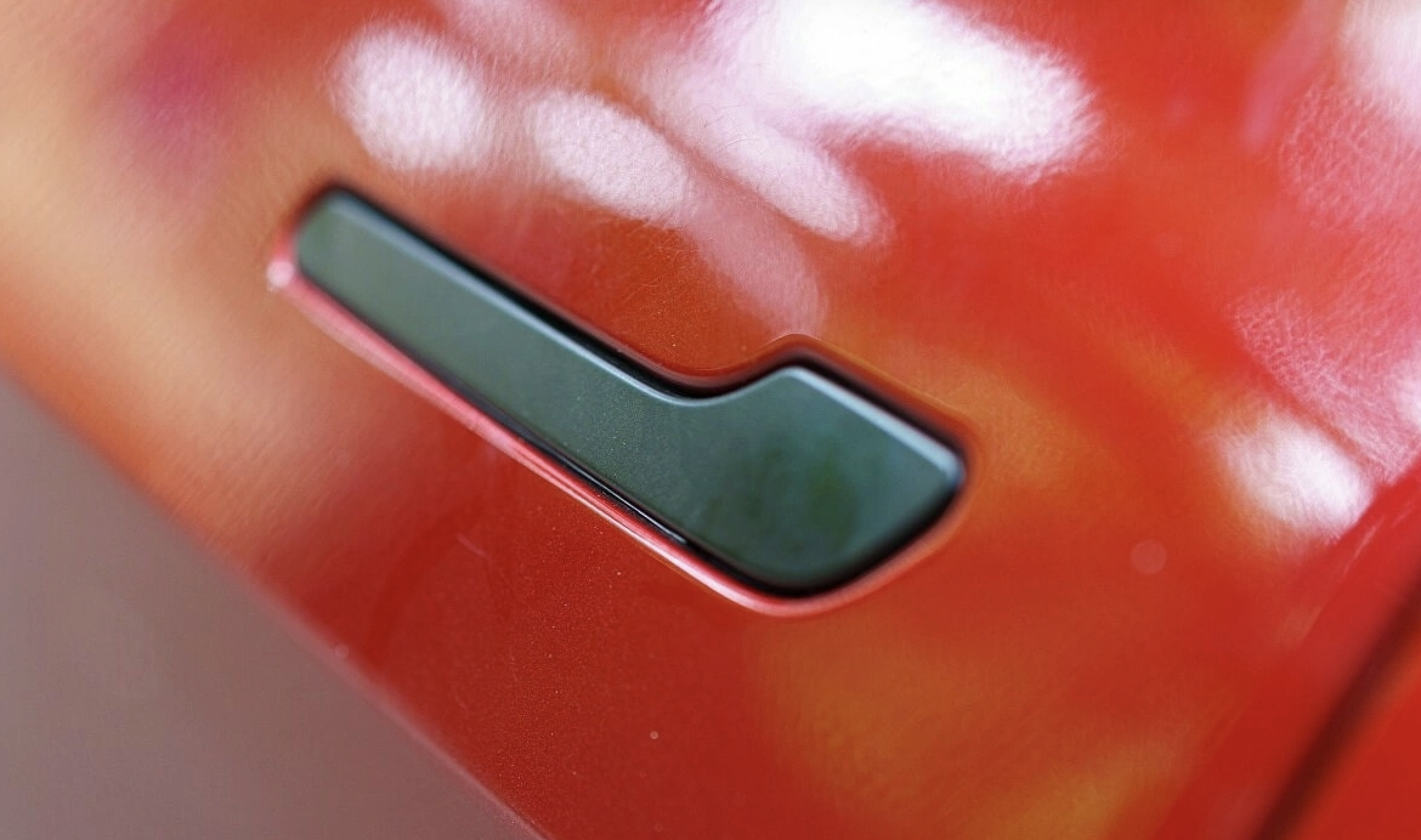 Tay nắm cửa thò thụt dễ bị loại bỏ sau loạt vụ tai nạn - Ảnh 1.