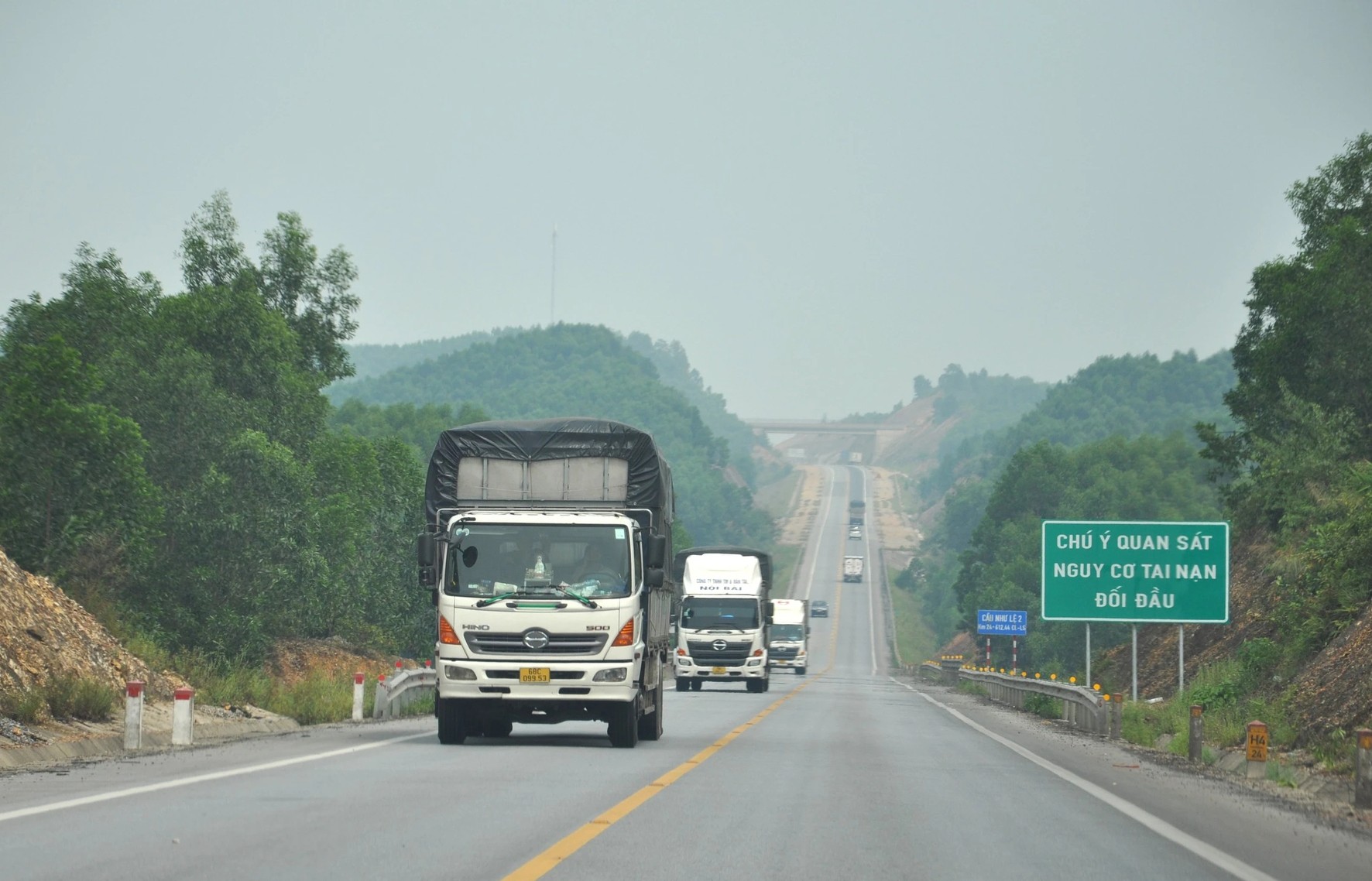 Tăng cường biện pháp đảm bảo ATGT trên tuyến cao tốc Cam Lộ - La Sơn - Ảnh 2.