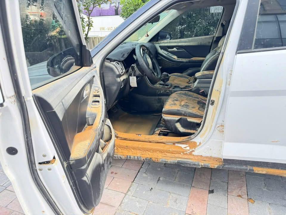 Cách xử lý ô tô ngập bùn khác ngập nước sau bão lũ - Ảnh 1.