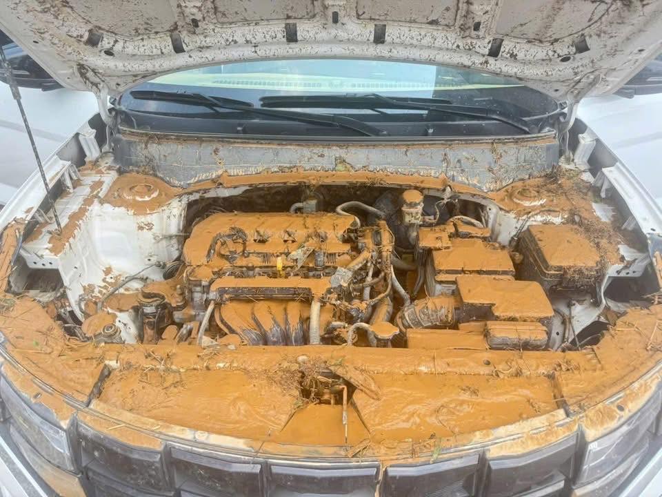 Cách xử lý ô tô ngập bùn khác ngập nước sau bão lũ - Ảnh 2.