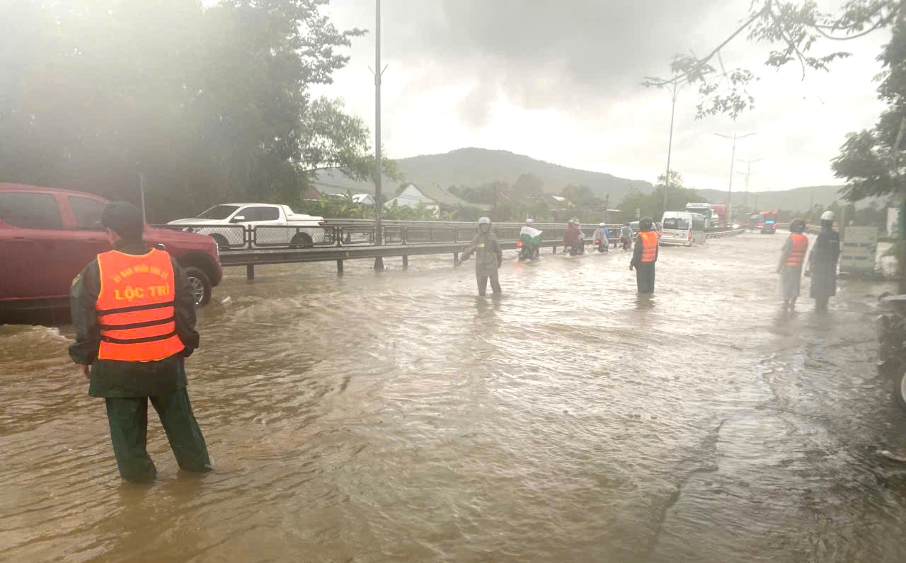 Huế, Quảng Trị: Mưa to kéo dài khiến một số tuyến đường ngập lụt, sạt lở - Ảnh 1.