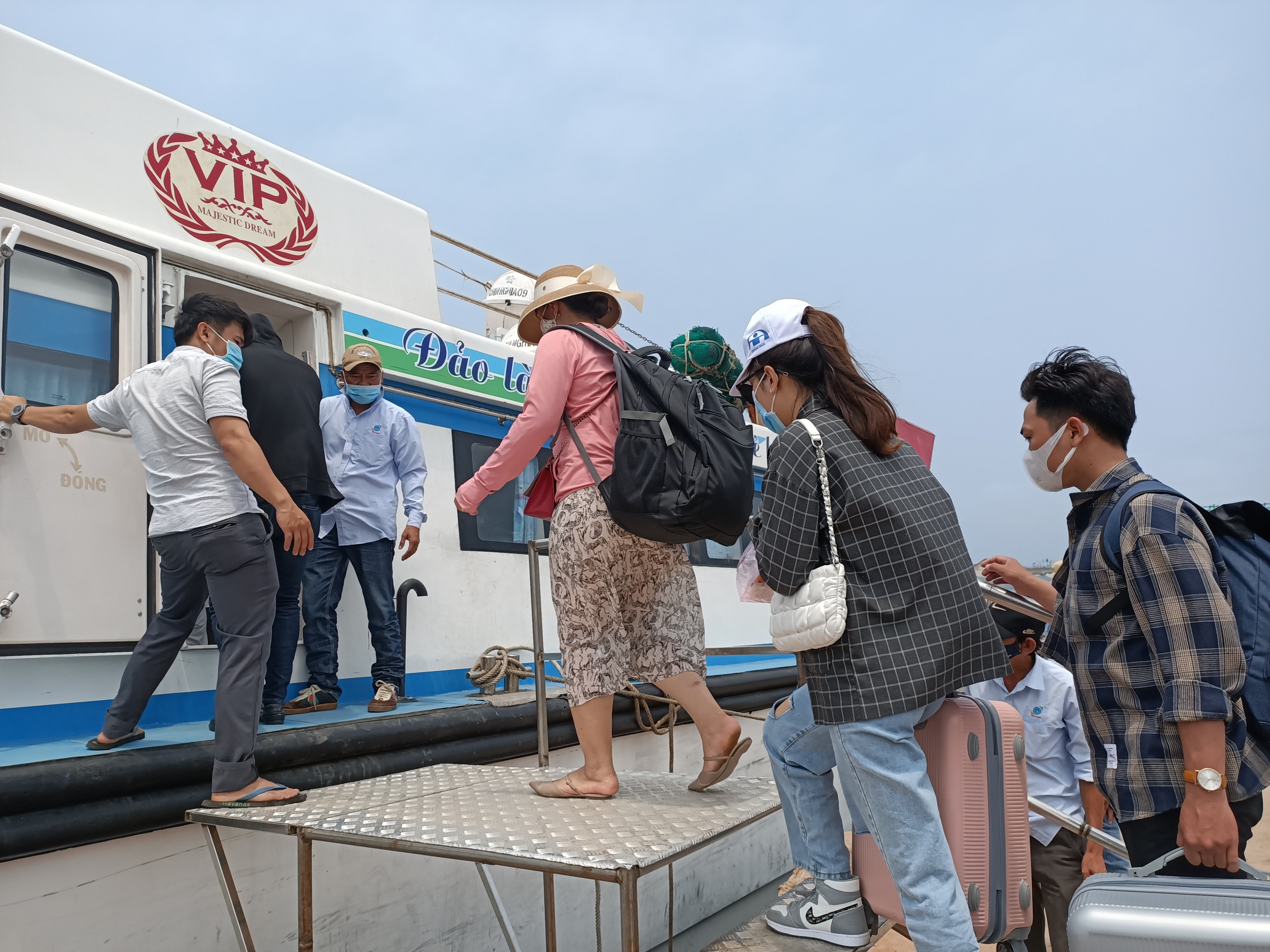 Quảng Ngãi: Khuyến khích đầu tư đóng mới tàu cao tốc tuyến Sa Kỳ – Lý Sơn - Ảnh 1.