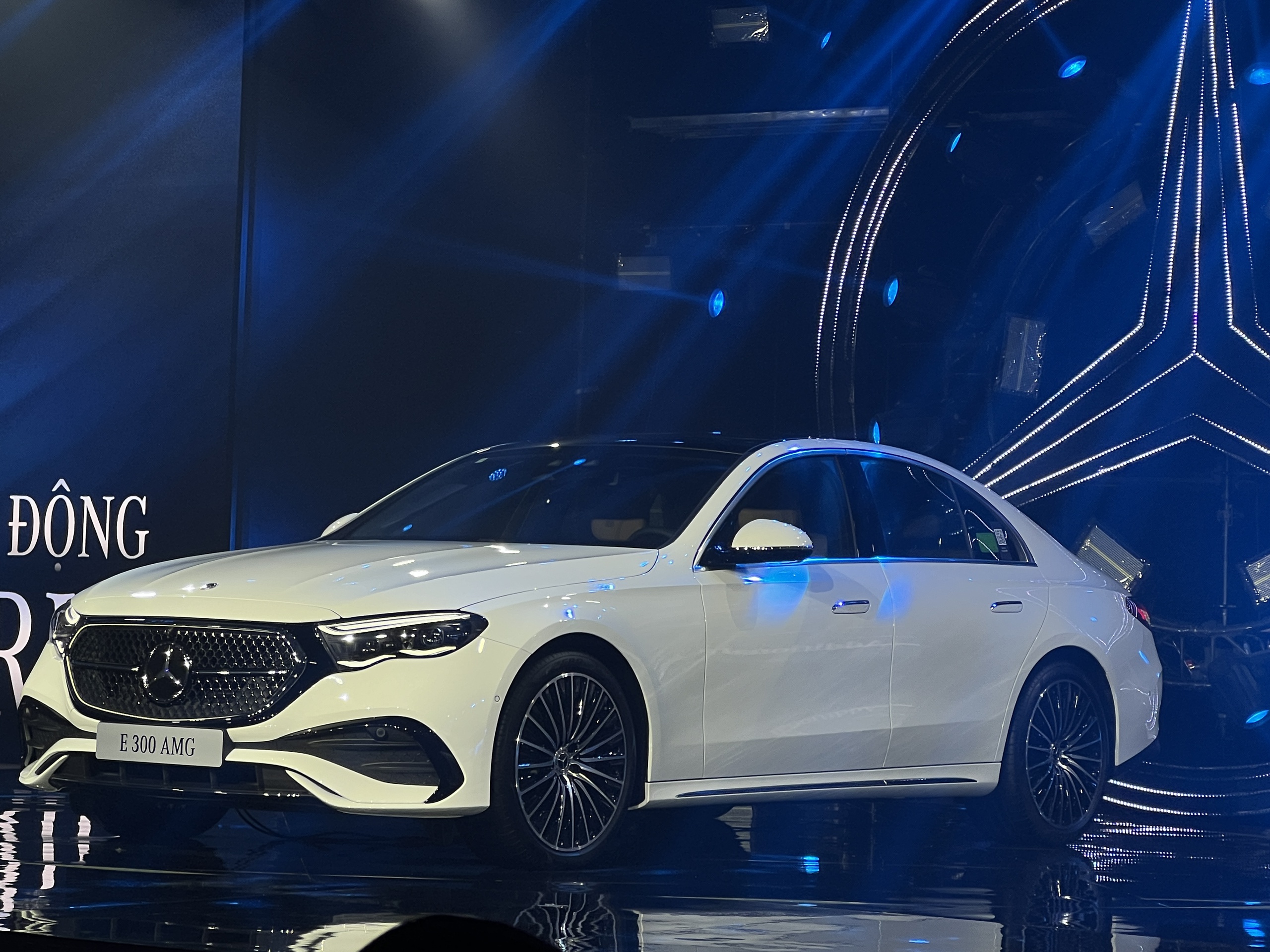 Mercedes-Benz E-Class 2025 chốt giá từ 2,449 tỷ đồng, điểm nhấn màn hình và ADAS - Ảnh 1.