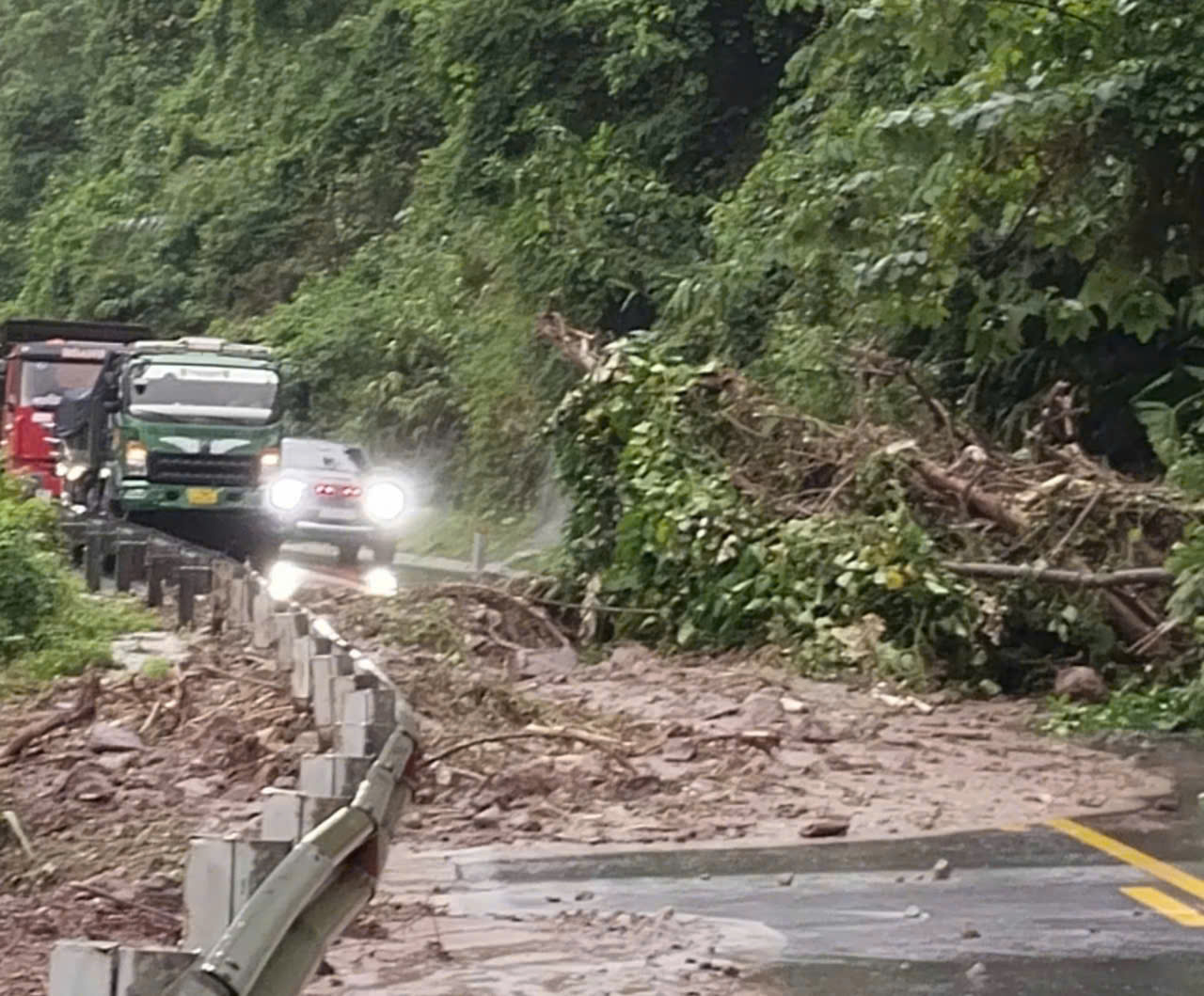 Huế, Quảng Trị: Mưa to kéo dài khiến một số tuyến đường ngập lụt, sạt lở - Ảnh 2.