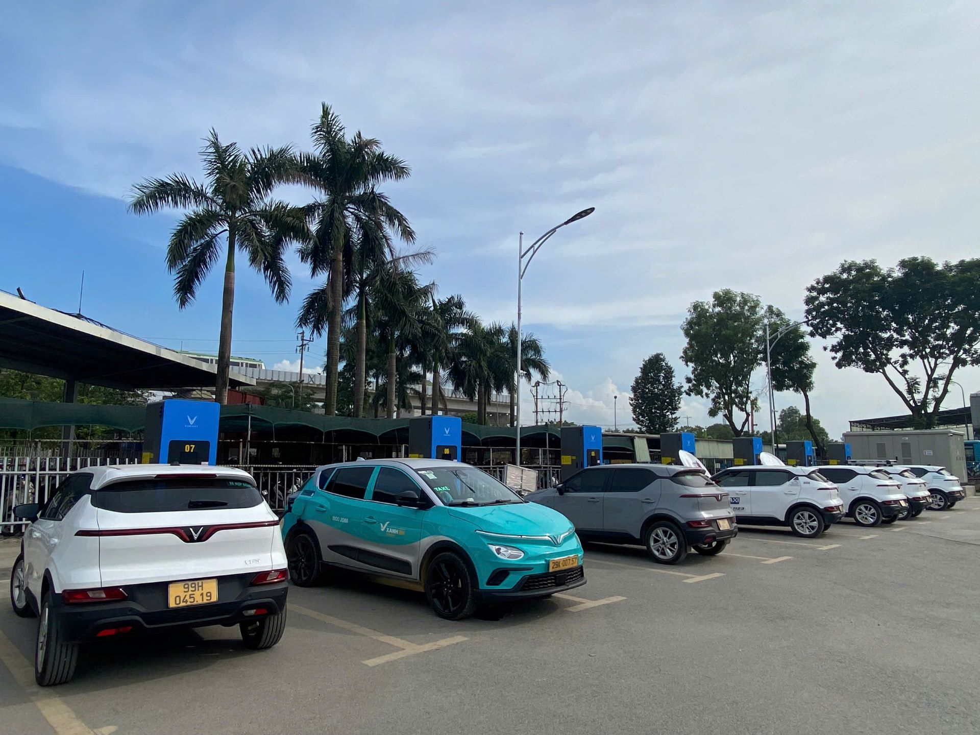 Tài xế dịch vụ Xanh SM: “Hạ tầng sạc mở rộng, thu nhập và chất lượng cuộc sống của tôi nâng cao hơn” - Ảnh 1.