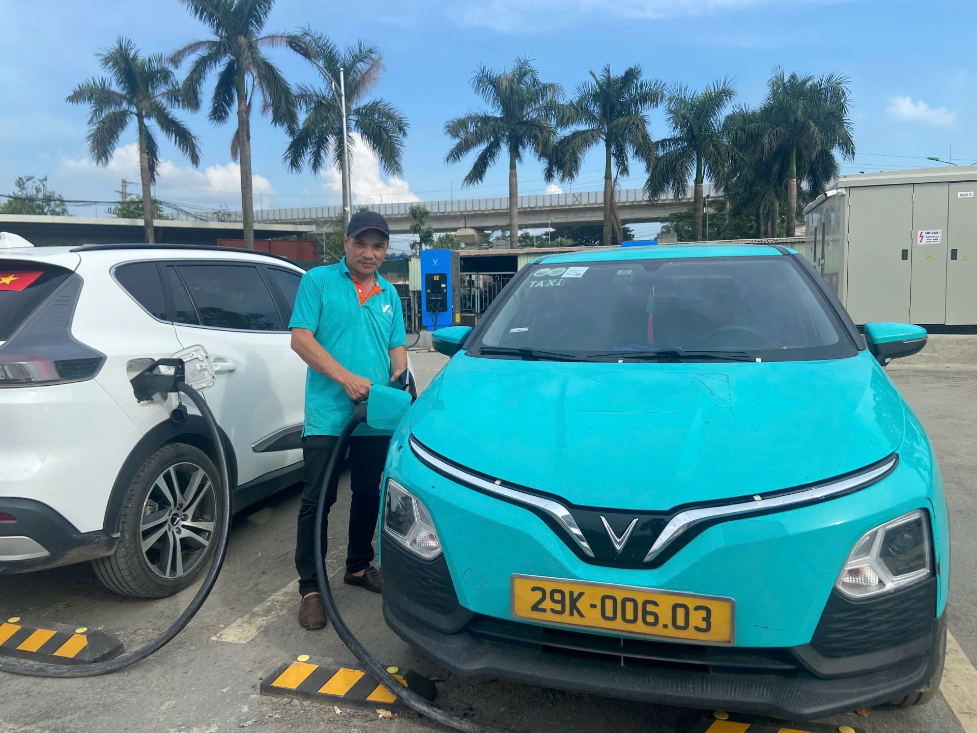 Tài xế dịch vụ Xanh SM: “Hạ tầng sạc mở rộng, thu nhập và chất lượng cuộc sống của tôi nâng cao hơn” - Ảnh 2.