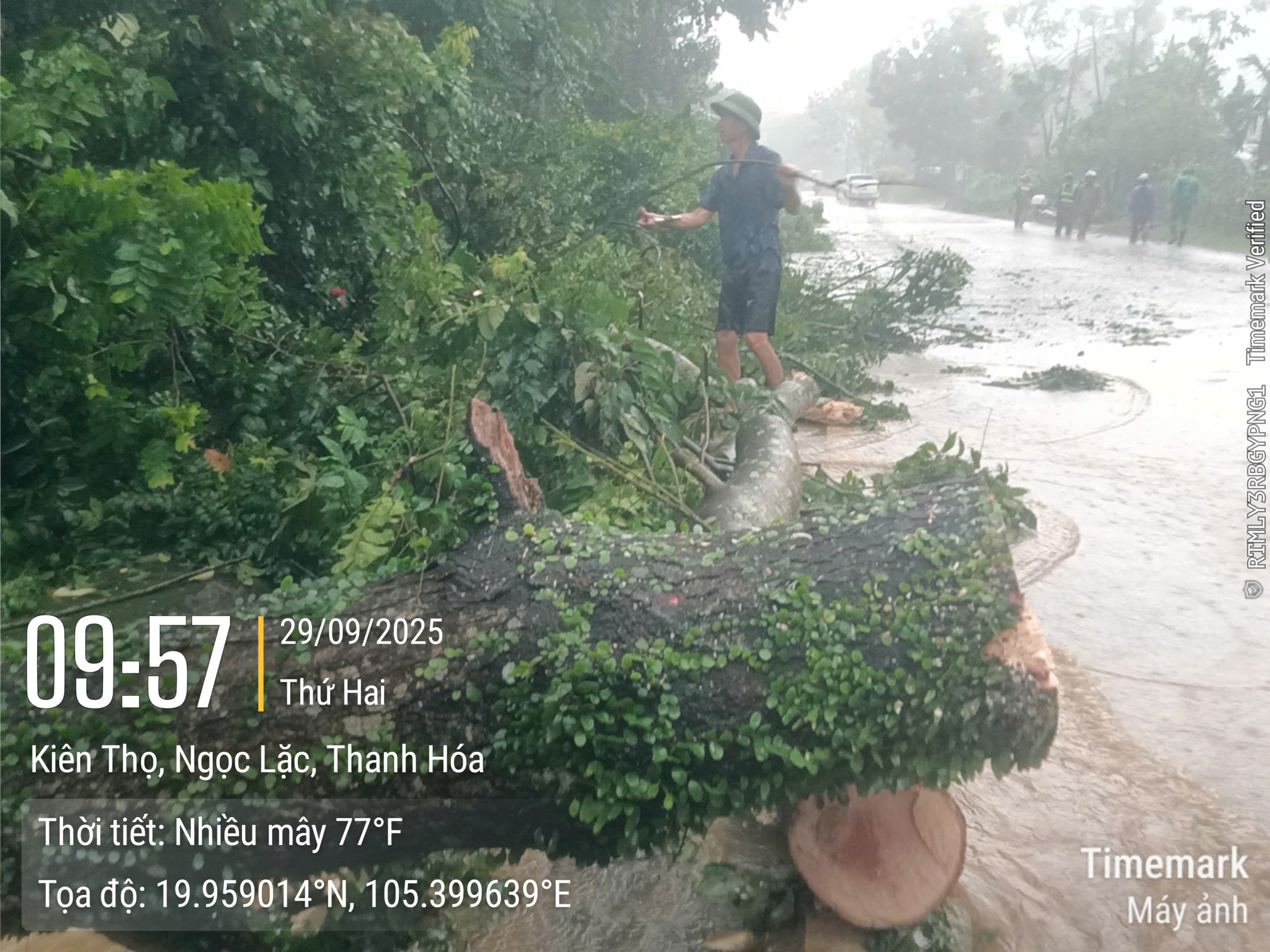 Những người xuyên bão giữ đường - Ảnh 2.