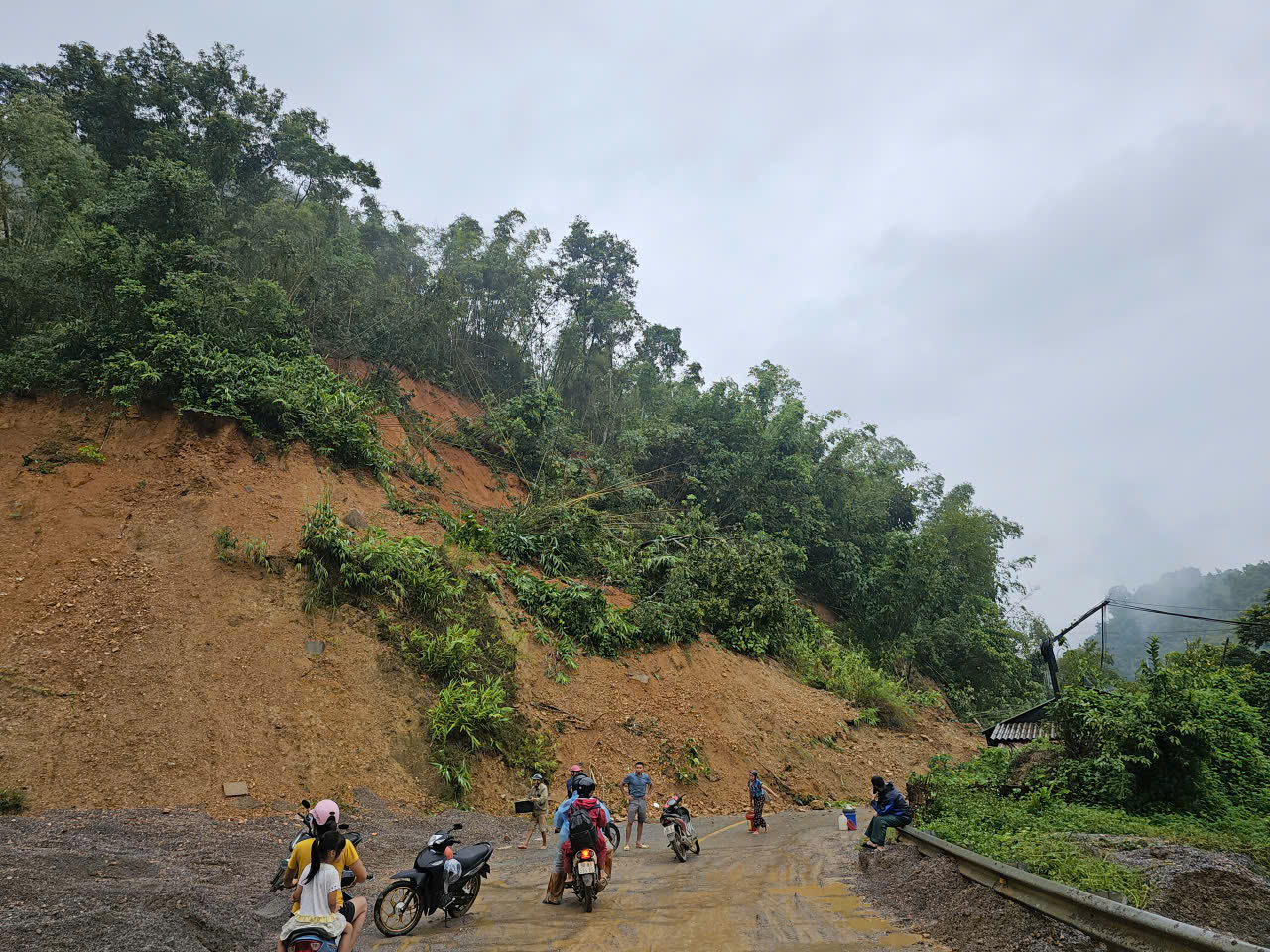 Những người xuyên bão giữ đường - Ảnh 4.