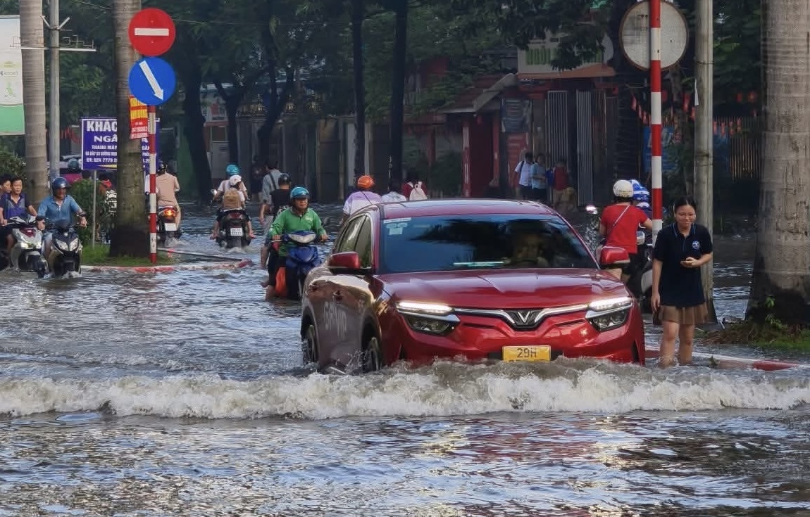 Những việc cần làm khi ô tô ngâm nước ngập lụt - Ảnh 1.
