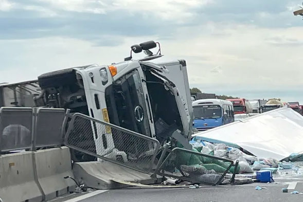 Xe tải lật chắn ngang đường cao tốc Vĩnh Hảo - Phan Thiết - Ảnh 1.