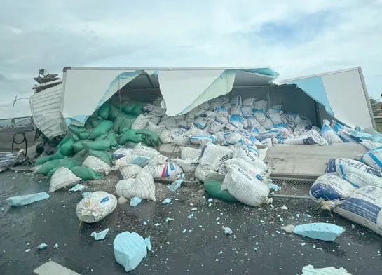 Xe tải lật chắn ngang đường cao tốc Vĩnh Hảo - Phan Thiết - Ảnh 2.