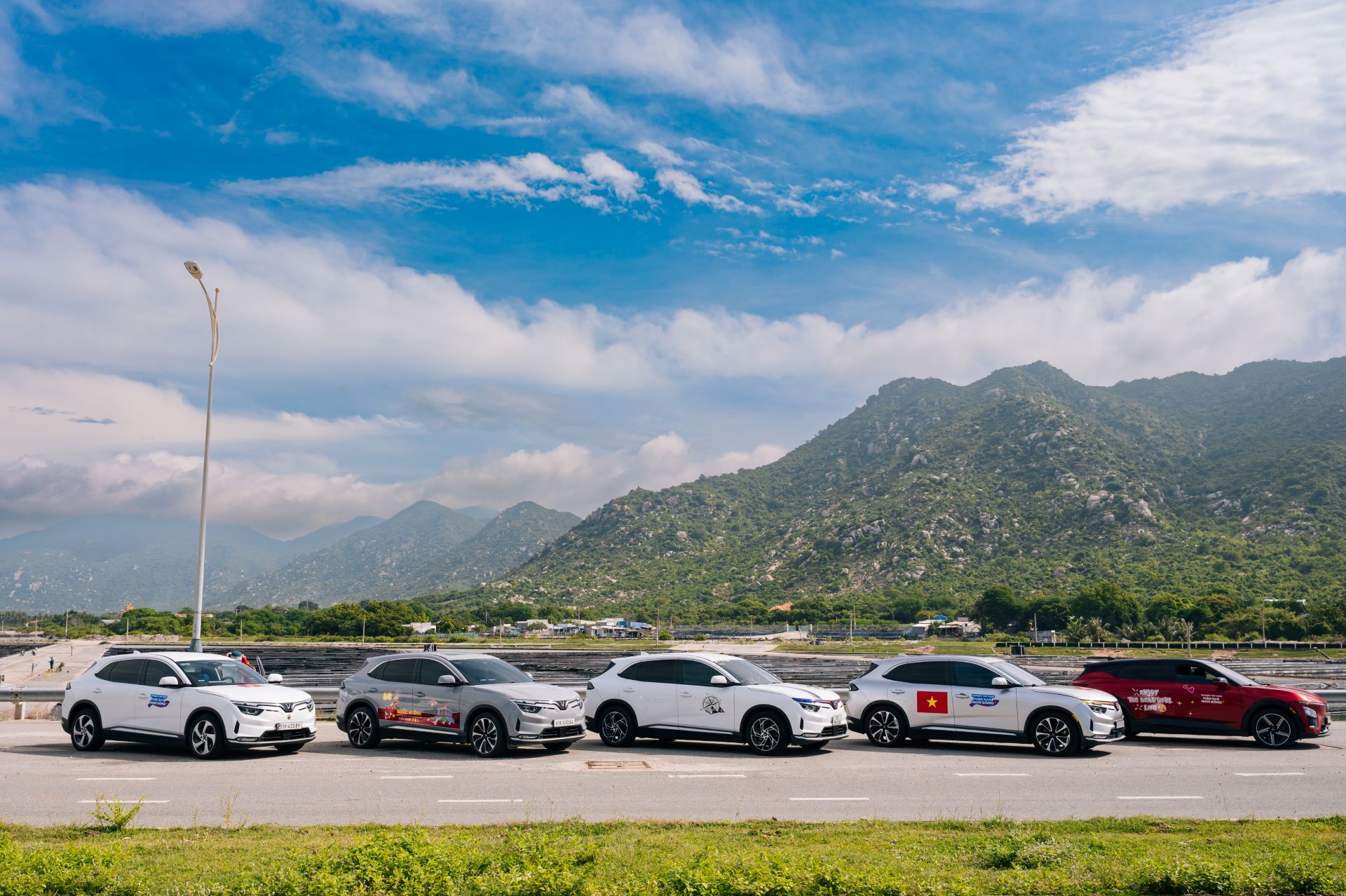 Lý do VF 8 là “người thay đổi cuộc chơi”: Hiệu suất siêu xe, giá bán phổ thông - Ảnh 2.