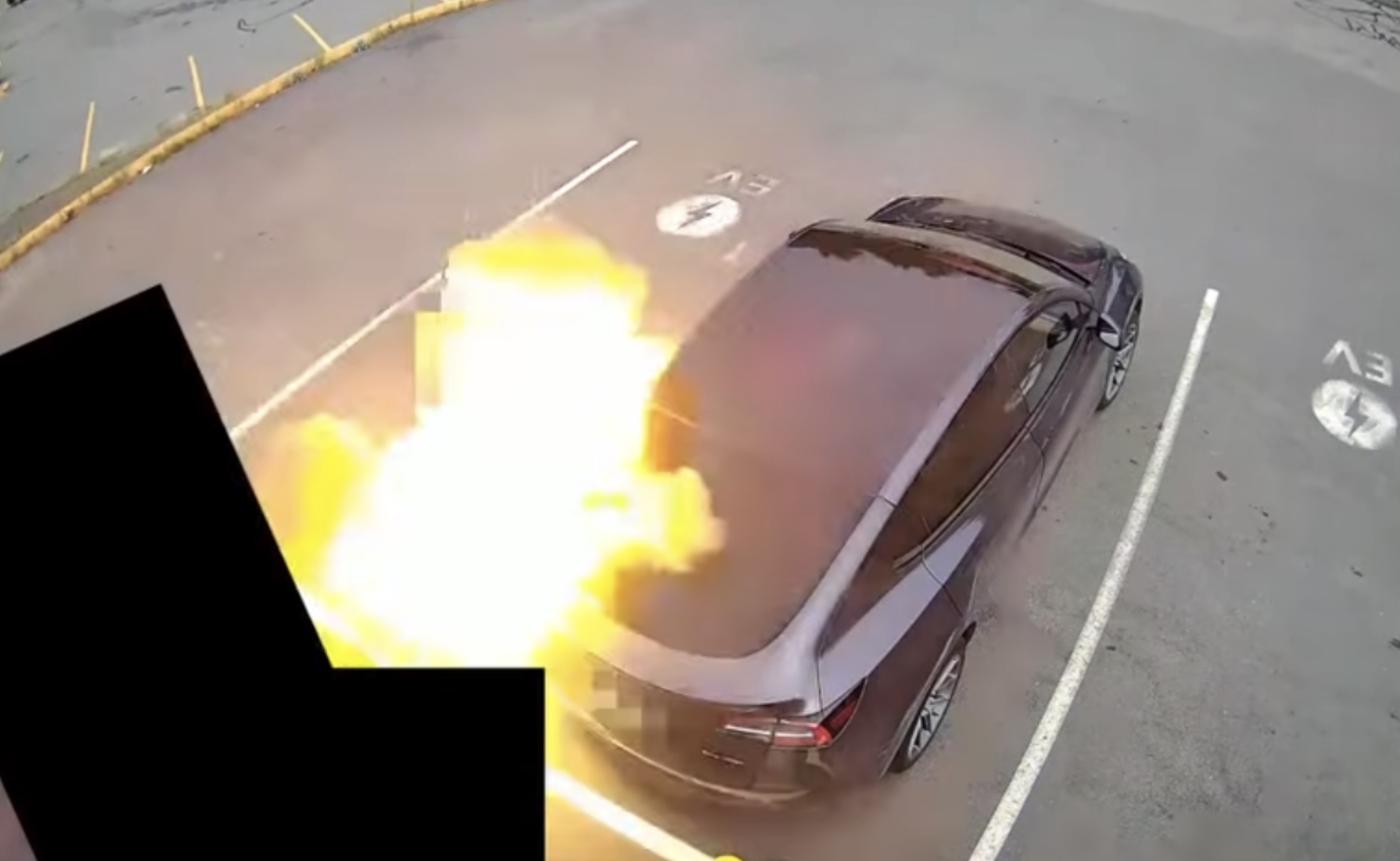 Nguy hiểm từ việc ô tô điện dùng sai bộ chuyển đổi cổng sạc? - Ảnh 1.